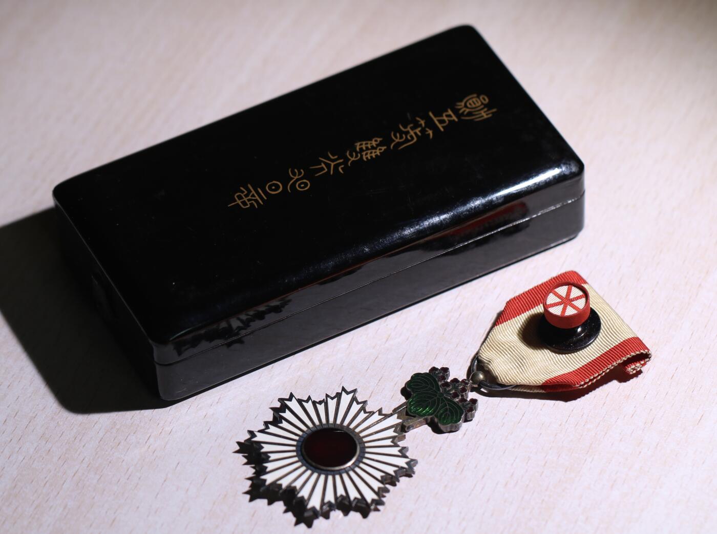 大猫徽章拍卖第257期 勋五等旭日章 珐琅一处磕皮