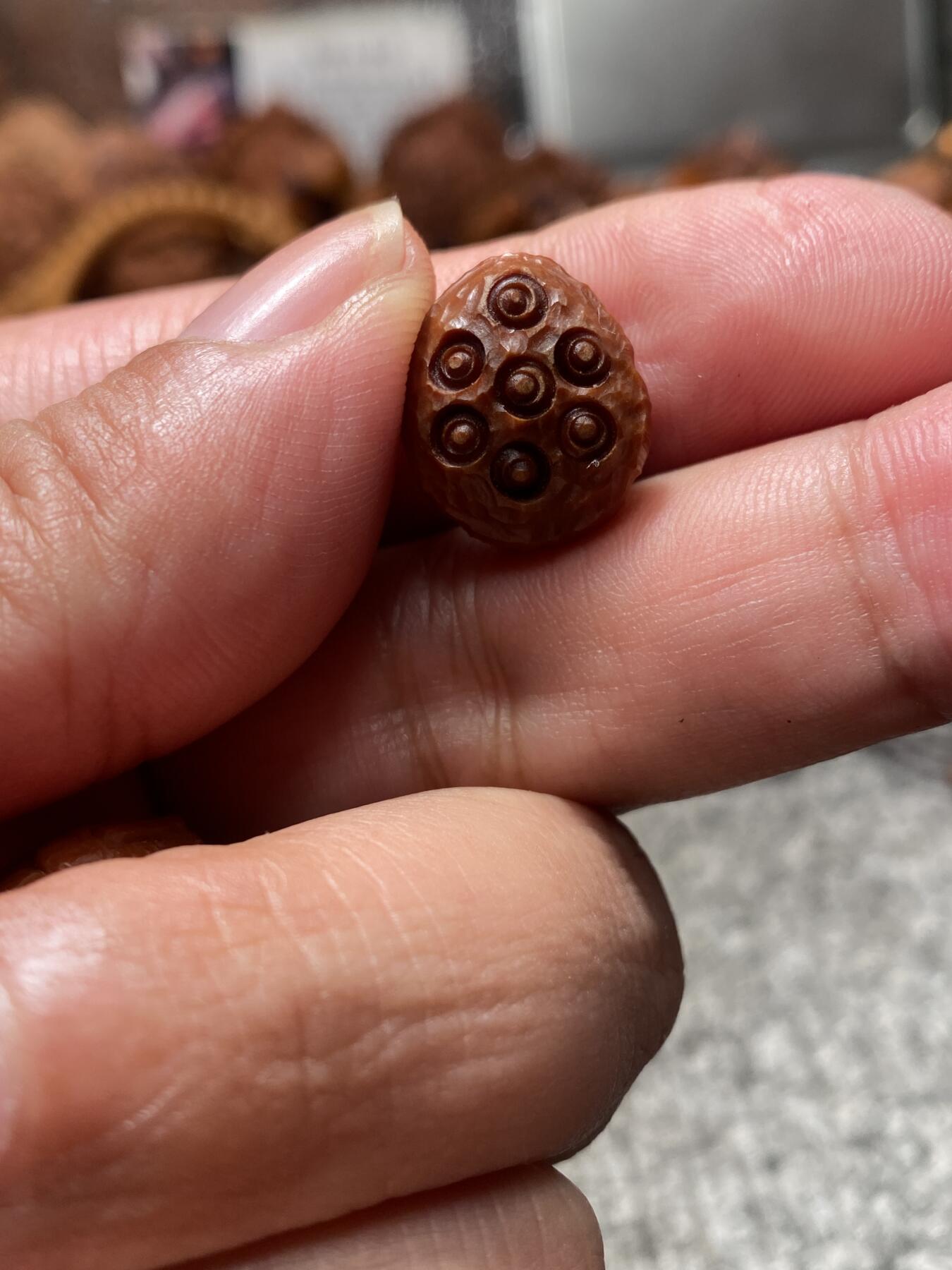 苏州舟山手工核雕放漏价 福利苏工核雕纯手工老铁核雕刻七星莲子，弟子珠，腰珠一对，个性十足，等待有缘人，尺寸1。48x1.7喜欢的来