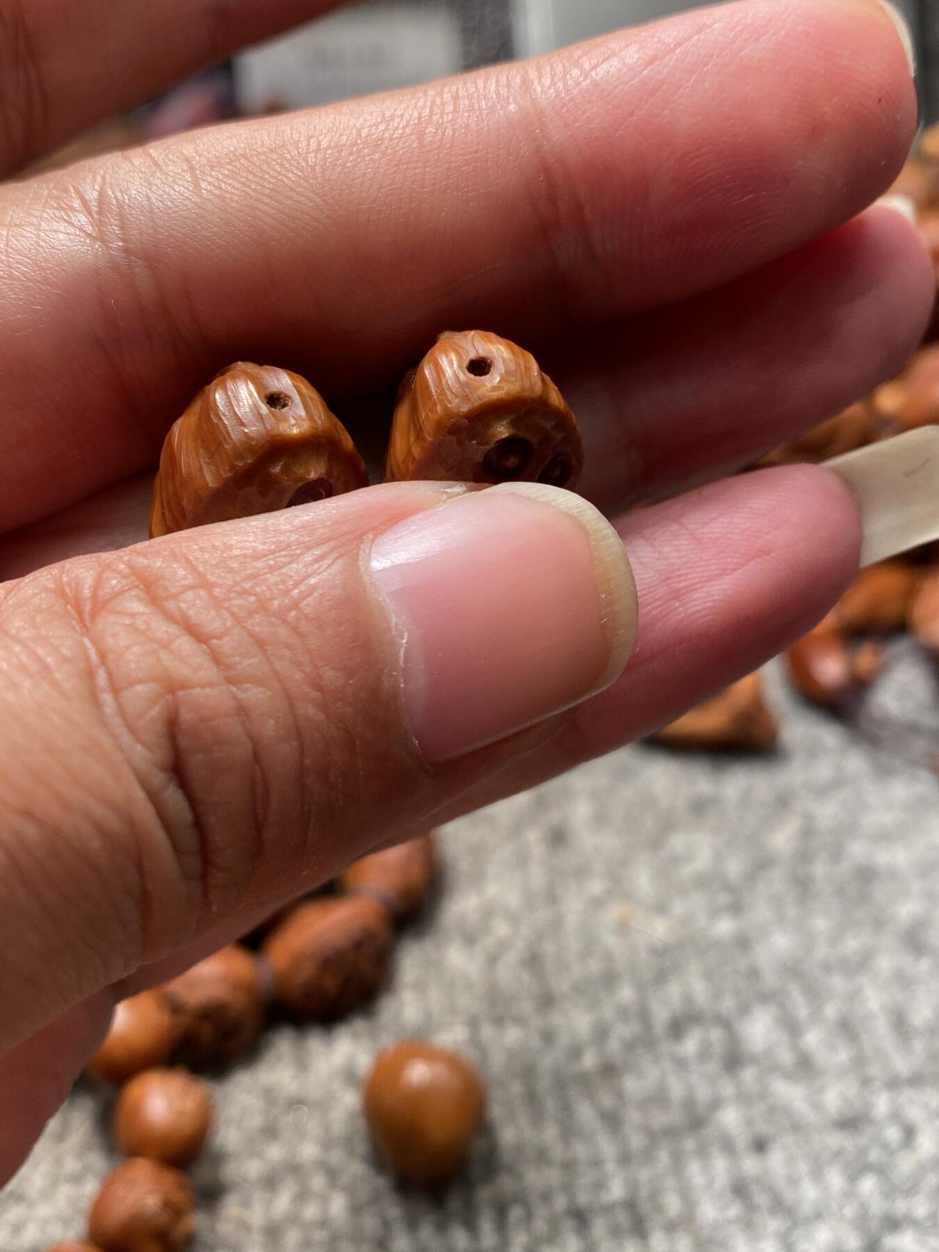 苏州舟山手工核雕放漏价 福利苏工核雕纯手工老铁核雕刻七星莲子，弟子珠，腰珠一对，个性十足，等待有缘人，尺寸1。48x1.7喜欢的来