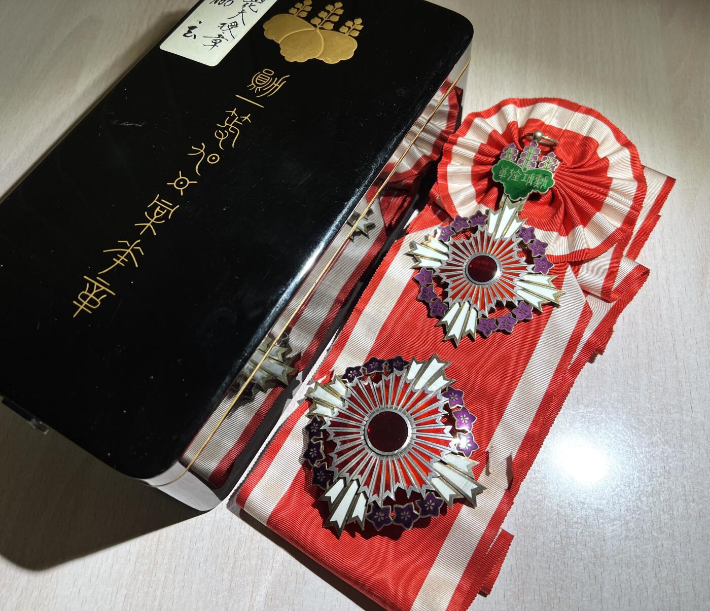 大猫徽章拍卖第257期 日本旭日桐花大绶章 星章九点钟方向白珐琅有轻微修复