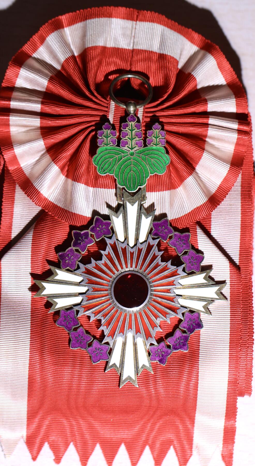 大猫徽章拍卖第257期 日本旭日桐花大绶章 星章九点钟方向白珐琅有轻微修复