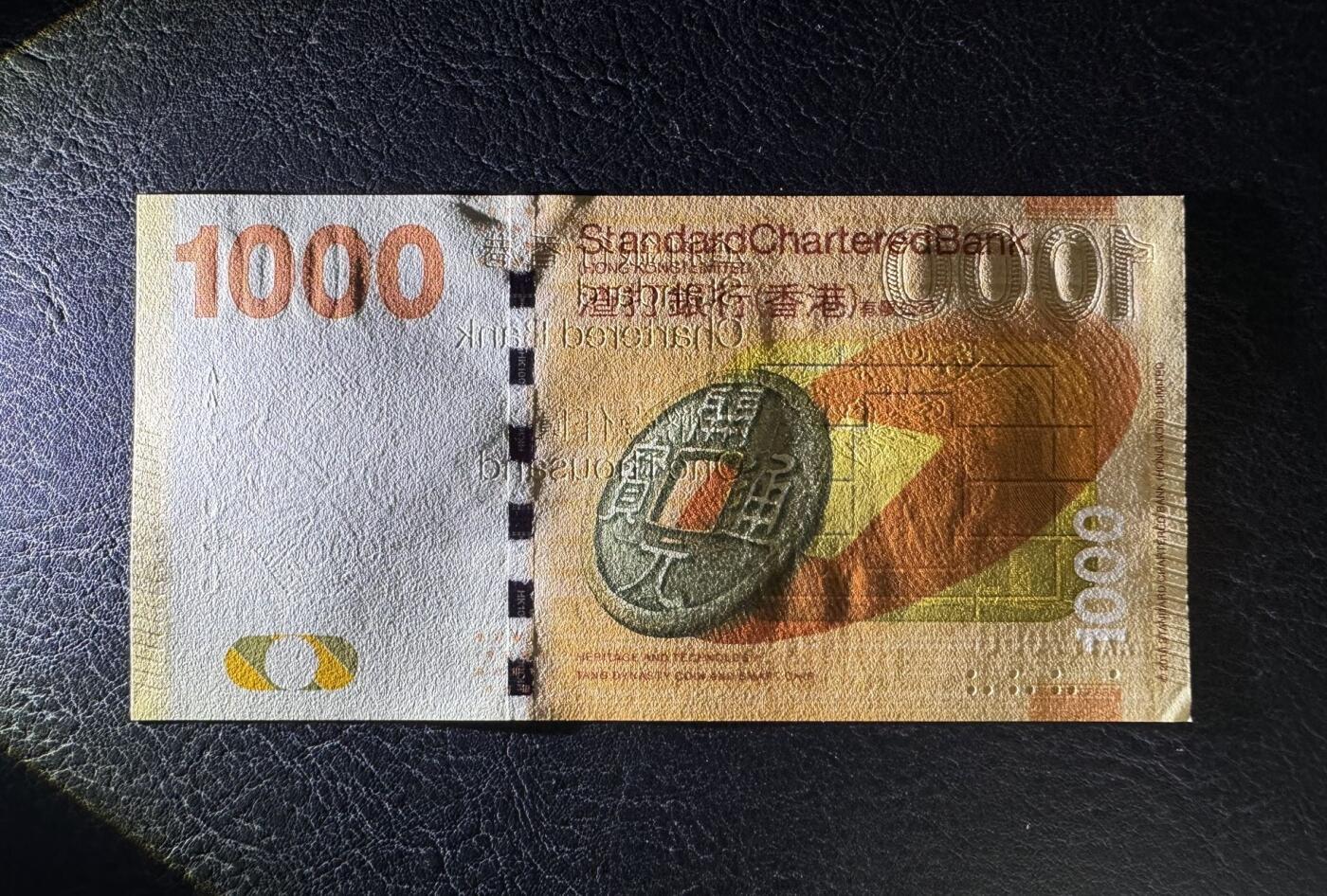 收藏联盟Quantum Auction 第383期拍卖  香港渣打银行2010年1000元首发AA冠 品相UNC  角有瑕疵 号码无4尾8