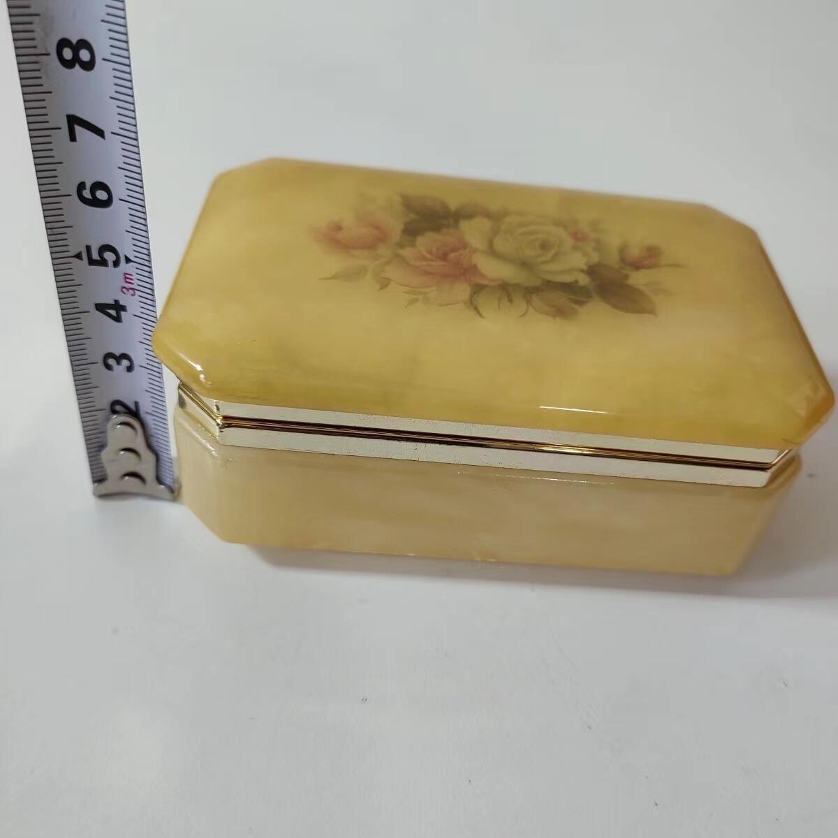 意大利Domain天然石玫瑰图案首饰盒饰品盒，尺寸11x7x4.5厘米，品相如图，500包快递