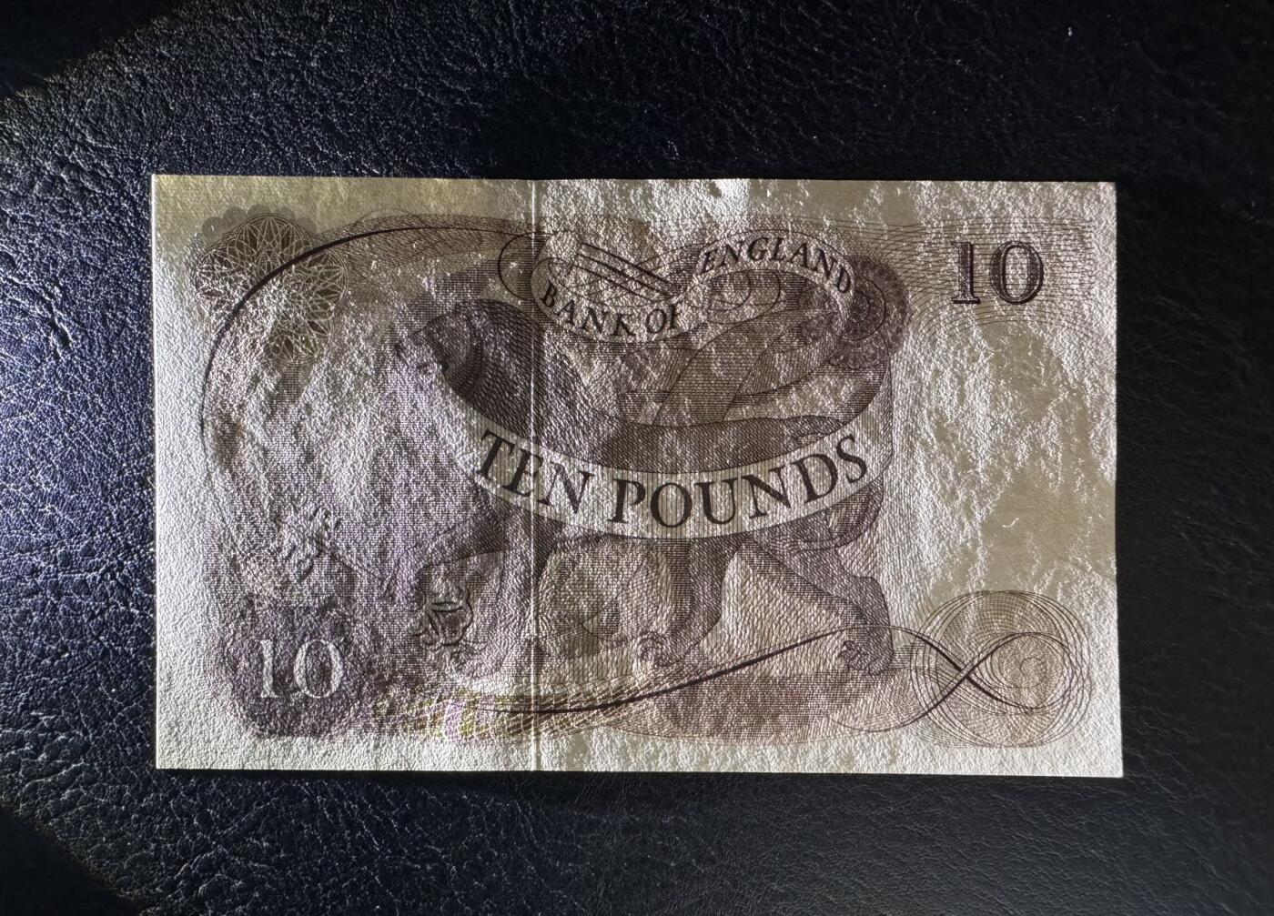 收藏联盟Quantum Auction 第383期拍卖  英国1964年10镑首发A01冠 品相UNC 边角微瑕和点钞痕 号码无47