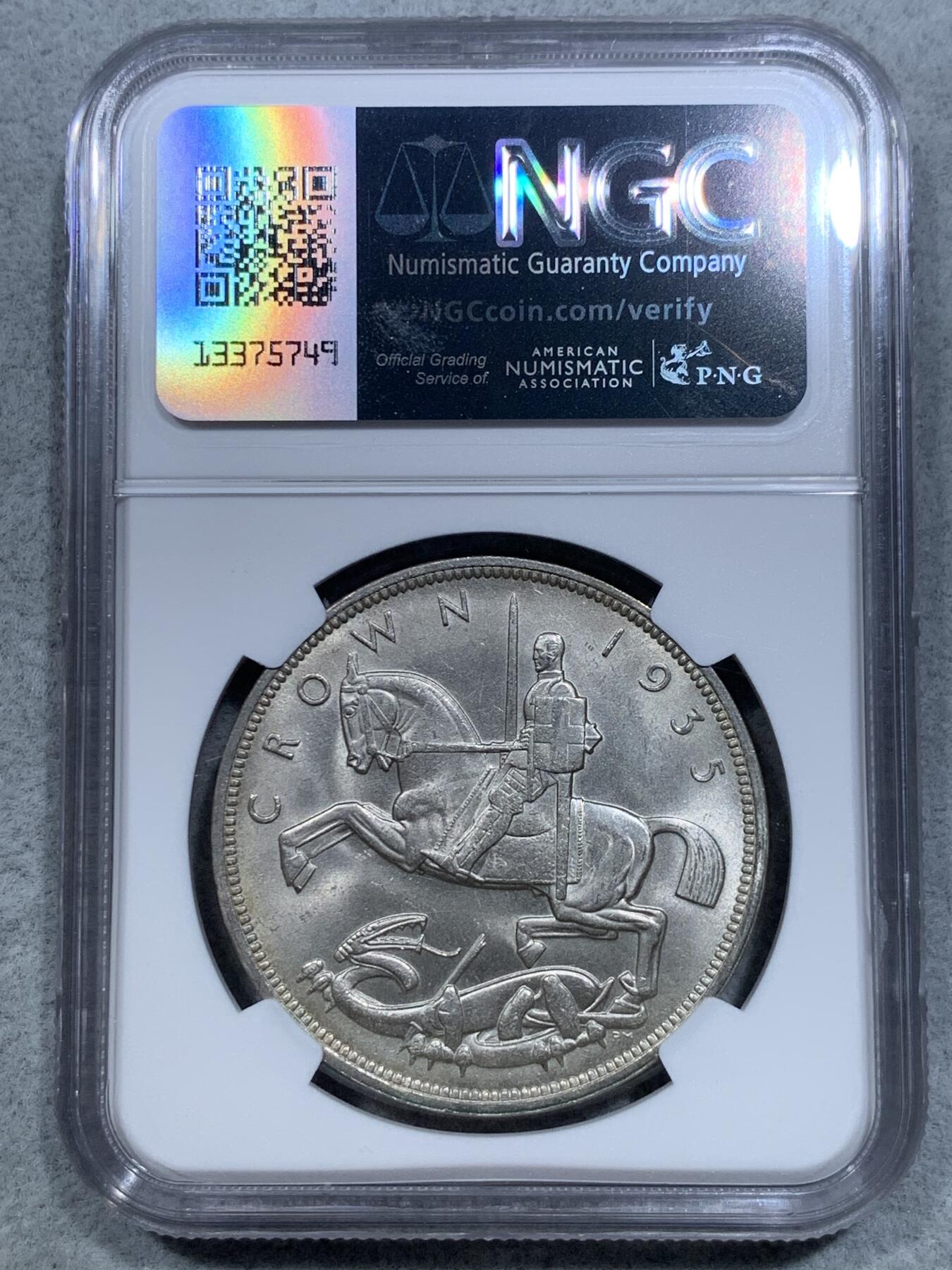 《竞宝斋》第317场 周日，周一 2场连拍 （全场包邮） NGC MS63 英国1935年乔治五世木马剑克朗银币 经典品种