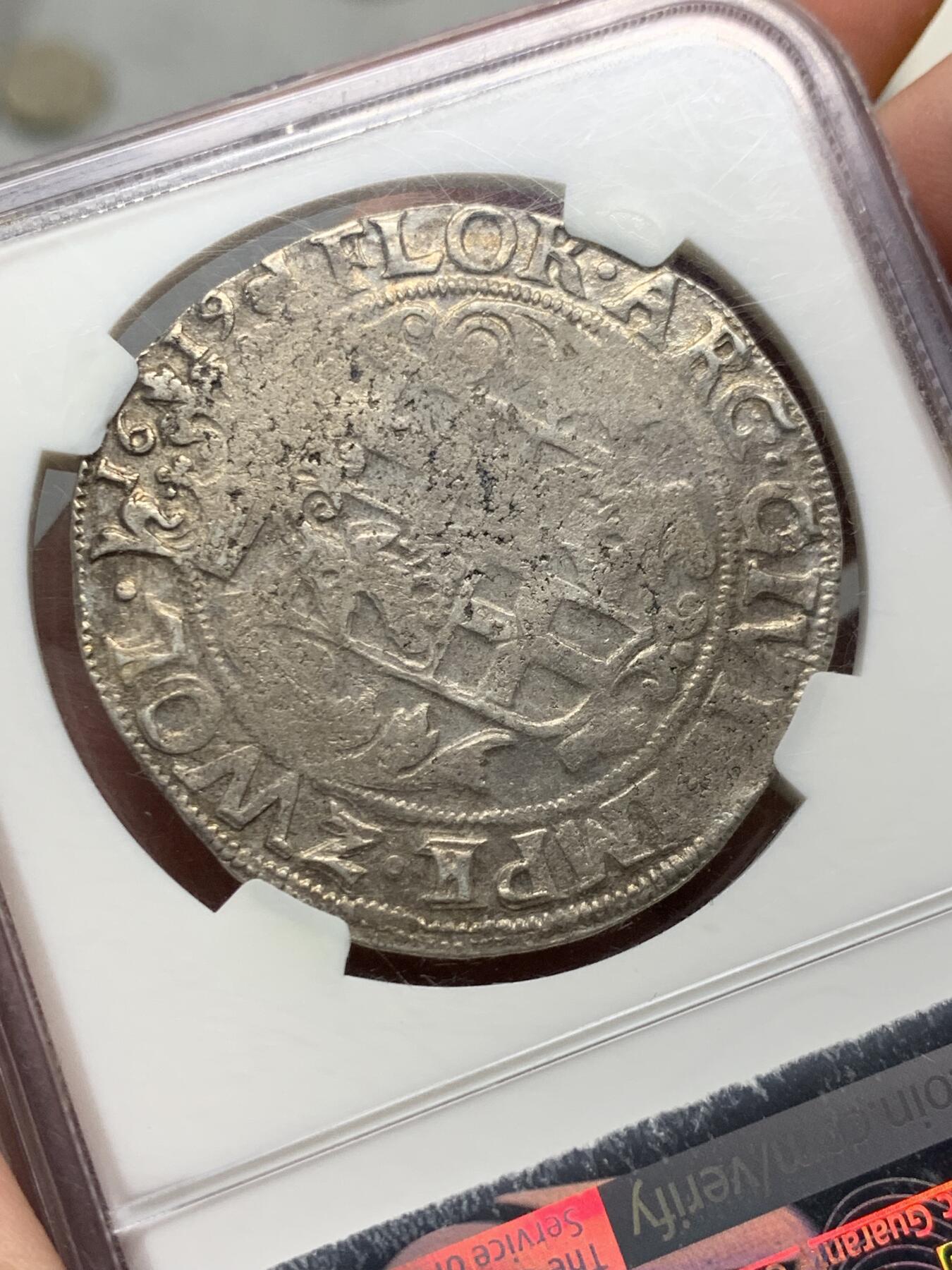 《竞宝斋》第318场 周日，周一 2场连拍 （全场包邮） NGC XFD 1619荷兰兹沃勒28s大银币 少见早期打制大银 实物底光犹存，较为难得，盒子轻微磨损