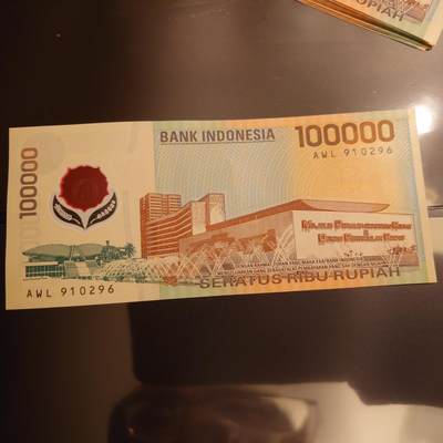 【世界钱币】精选微拍第141期暨2024年第53期 ～最新币展卖剩品类选购 1999年印度尼西亚100000卢比 塑料纪念钞 全新绝品无47尾号296