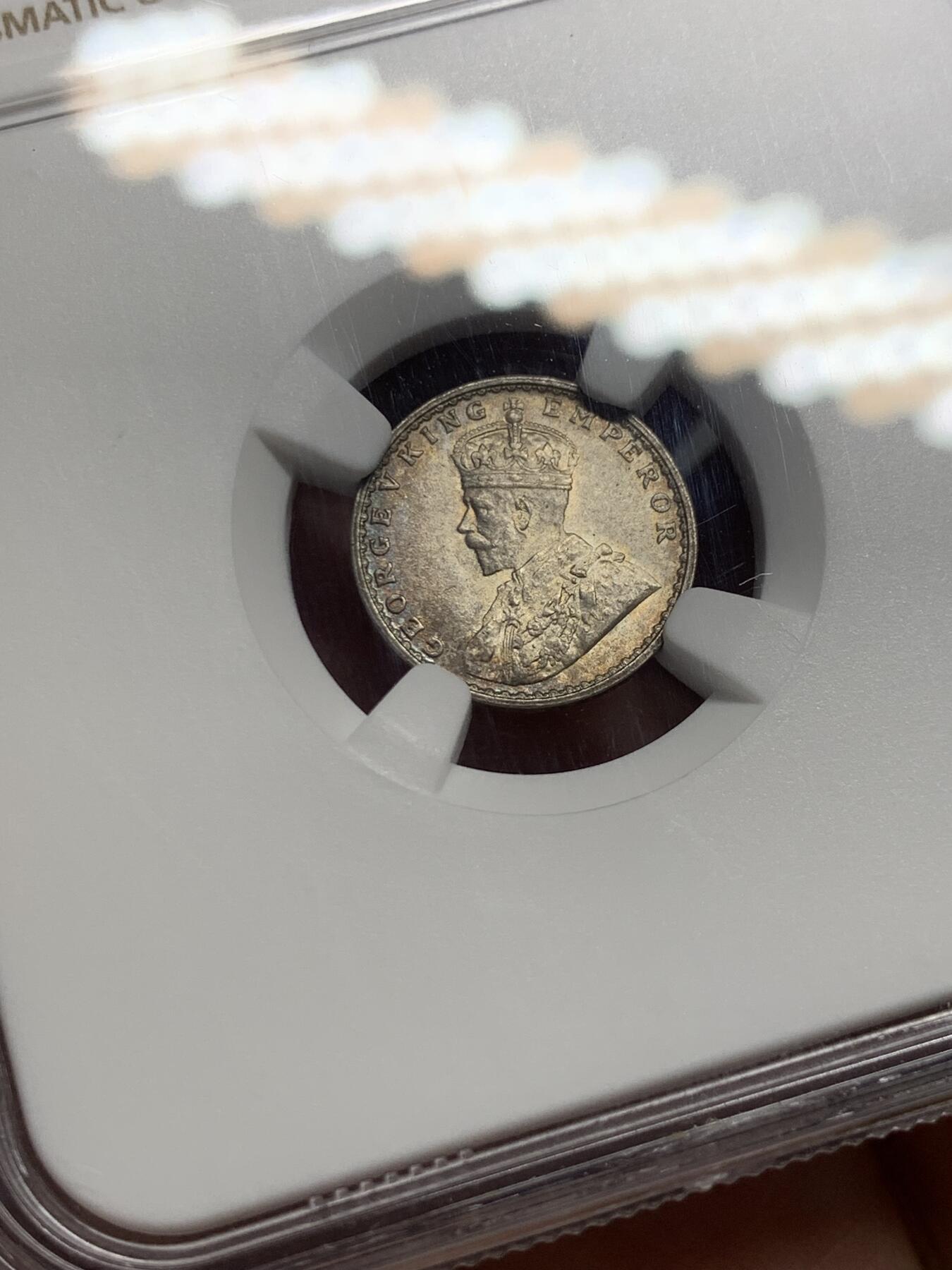 《竞宝斋》第318场 周日，周一 2场连拍 （全场包邮） NGC MS63 英属印度 1917年 乔治五世 2安娜 银币 背面五彩 正面淡五彩 包浆