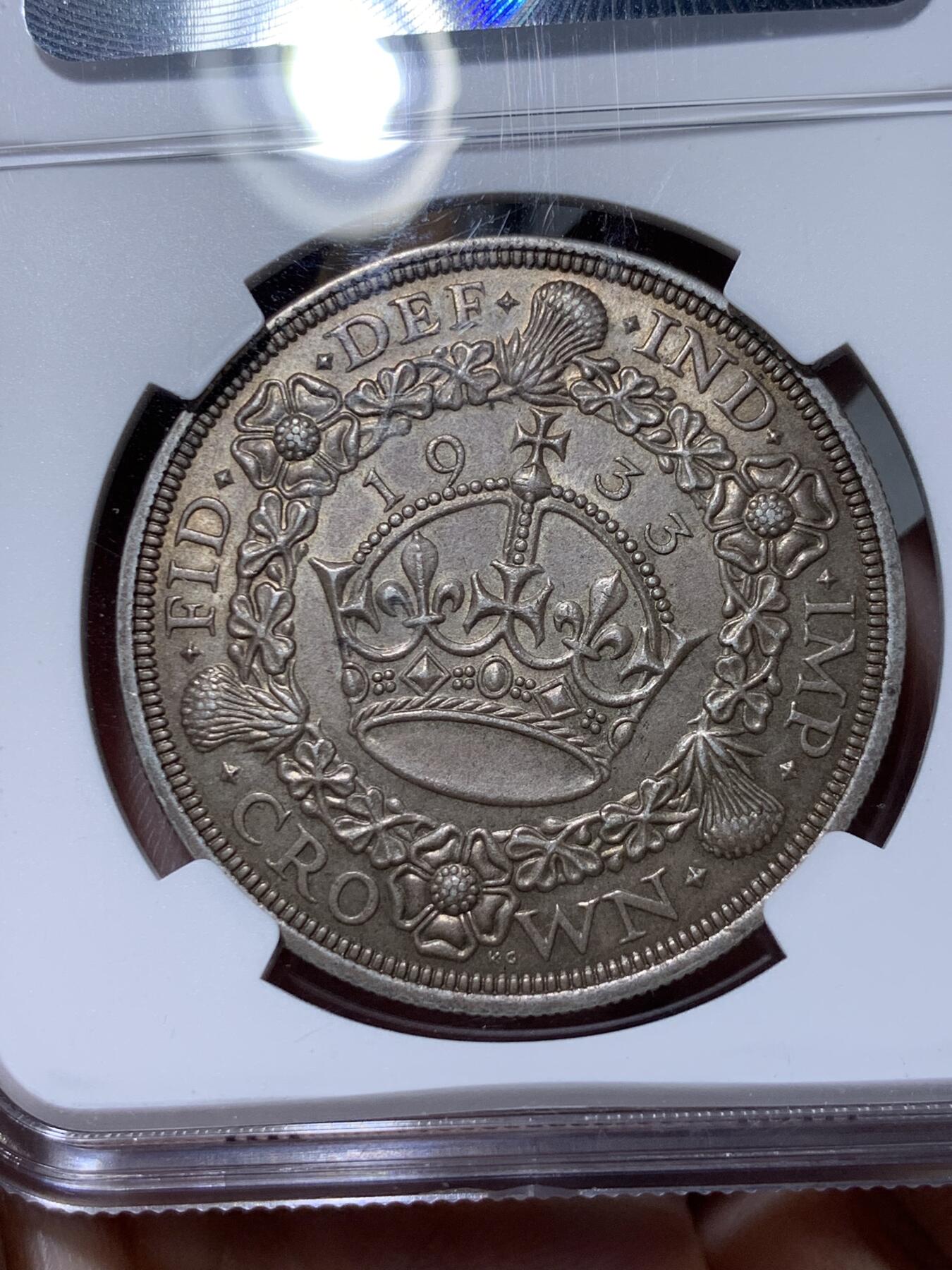 《竞宝斋》第318场 周日，周一 2场连拍 （全场包邮） NGC MS63 英国1933年乔治五世花冠克朗银币 浅灰色包浆