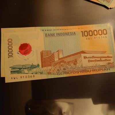 【世界钱币】精选微拍第141期暨2024年第53期 ～最新币展卖剩品类选购 1999年印度尼西亚100000卢比 塑料纪念钞 全新绝品无47尾号368