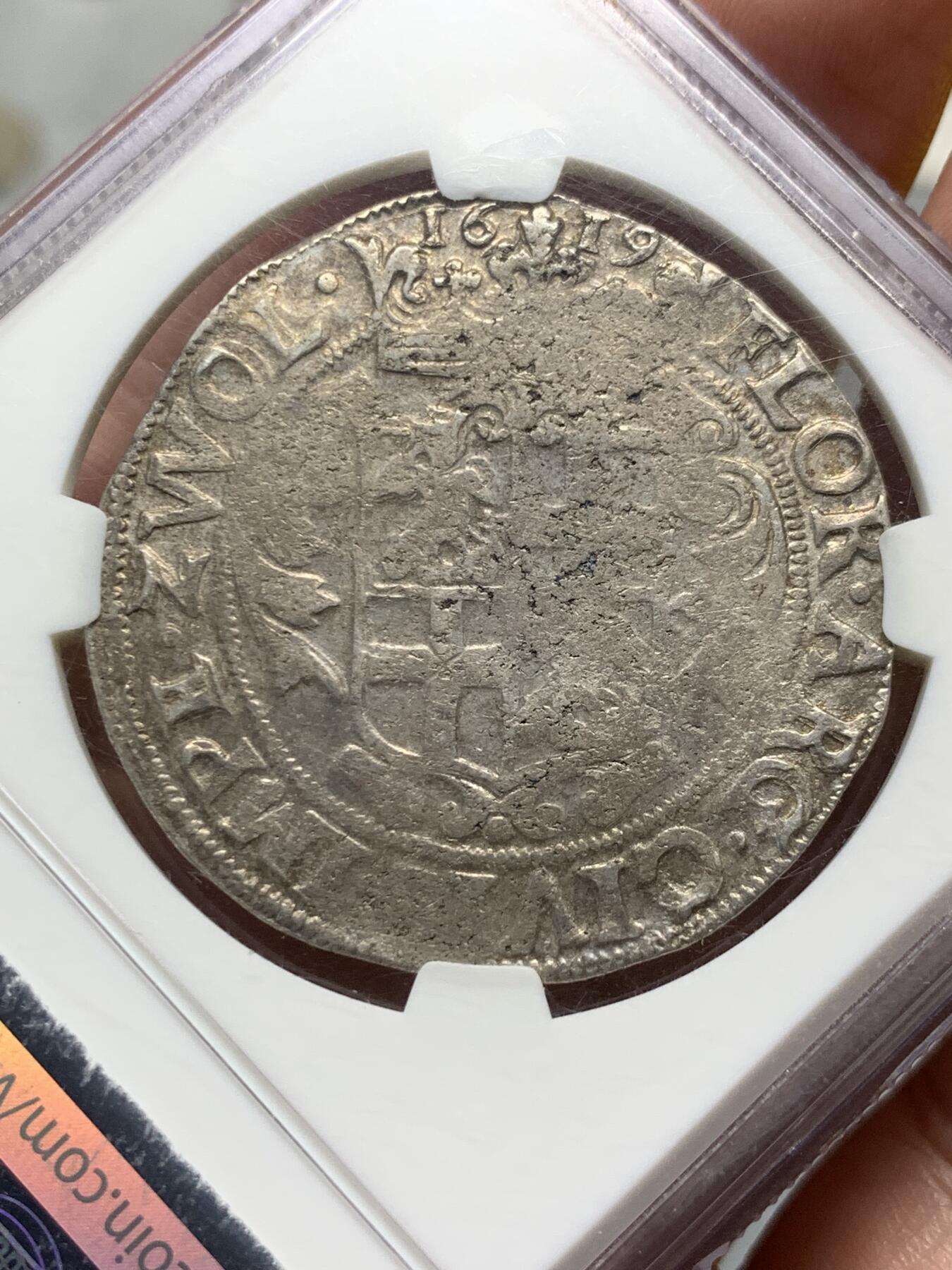《竞宝斋》第318场 周日，周一 2场连拍 （全场包邮） NGC XFD 1619荷兰兹沃勒28s大银币 少见早期打制大银 实物底光犹存，较为难得，盒子轻微磨损