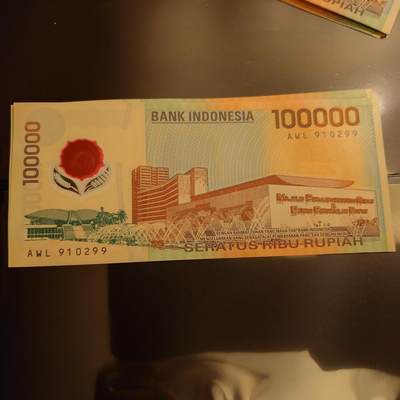 【世界钱币】精选微拍第141期暨2024年第53期 ～最新币展卖剩品类选购 1999年印度尼西亚100000卢比 塑料纪念钞 全新绝品无47尾号299