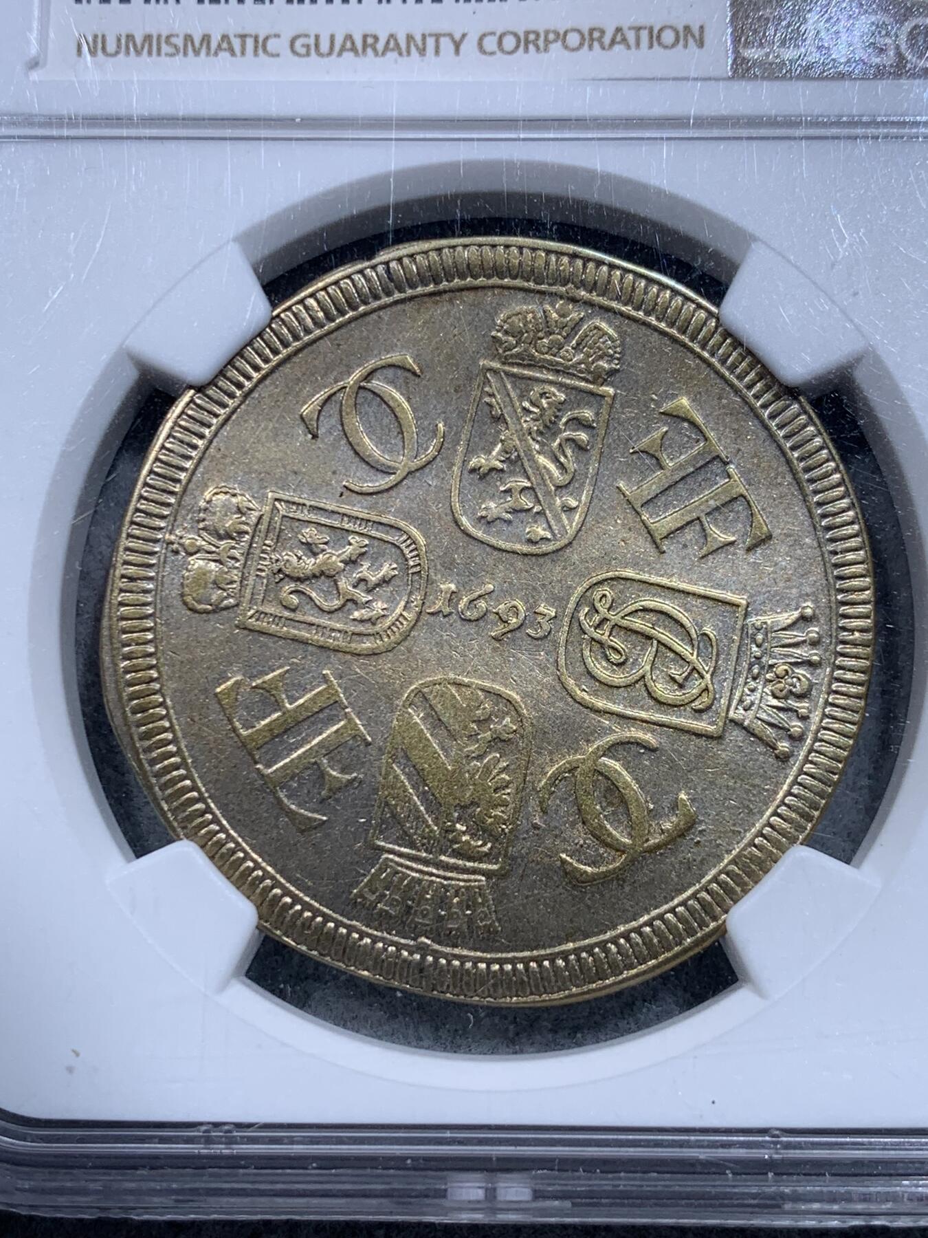 《竞宝斋》第318场 周日，周一 2场连拍 （全场包邮） NGC AU55 1693年德国法兰克尼亚帝国大区2/3泰勒大银币 极少见的邦名下最大面值 淡黄带彩的漂亮包浆 原物HA拍出720刀 神圣罗马帝国的帝国大区联合发行  班贝格主教、霍亨索伦家族的纽伦堡堡伯、帝国自由市纽伦堡、伯爵联合四个盾徽