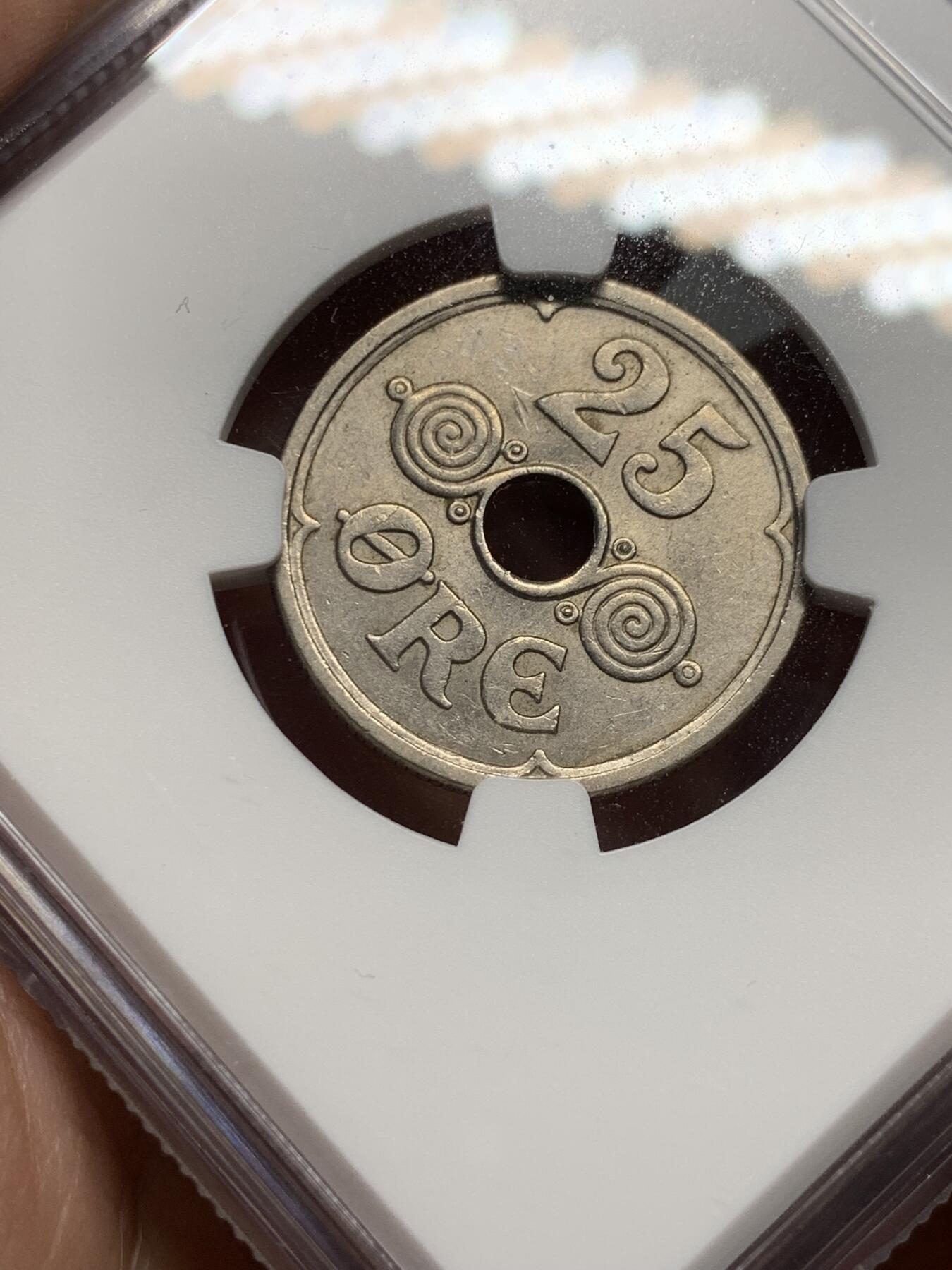 《竞宝斋》第318场 周日，周一 2场连拍 （全场包邮） NGC MS63 1938 丹麦 25欧尔中孔镍币 丹麦早期好品少见 书价60美金 喜欢北欧的不要错过了