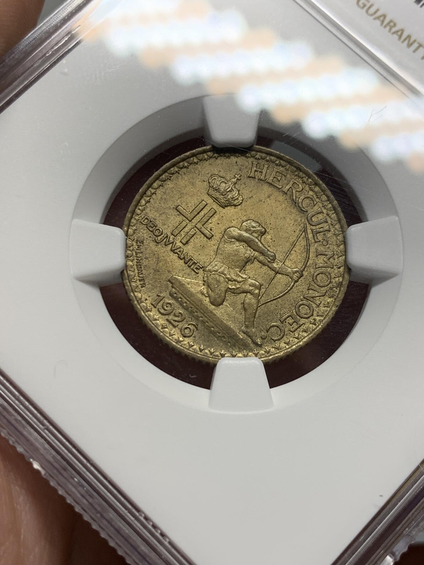 《竞宝斋》第318场 周日，周一 2场连拍 （全场包邮） NGC MS63 1926 摩纳哥1法郎黄铜币 两面转光 略带包浆 味道很正的一枚 射击图案经典
