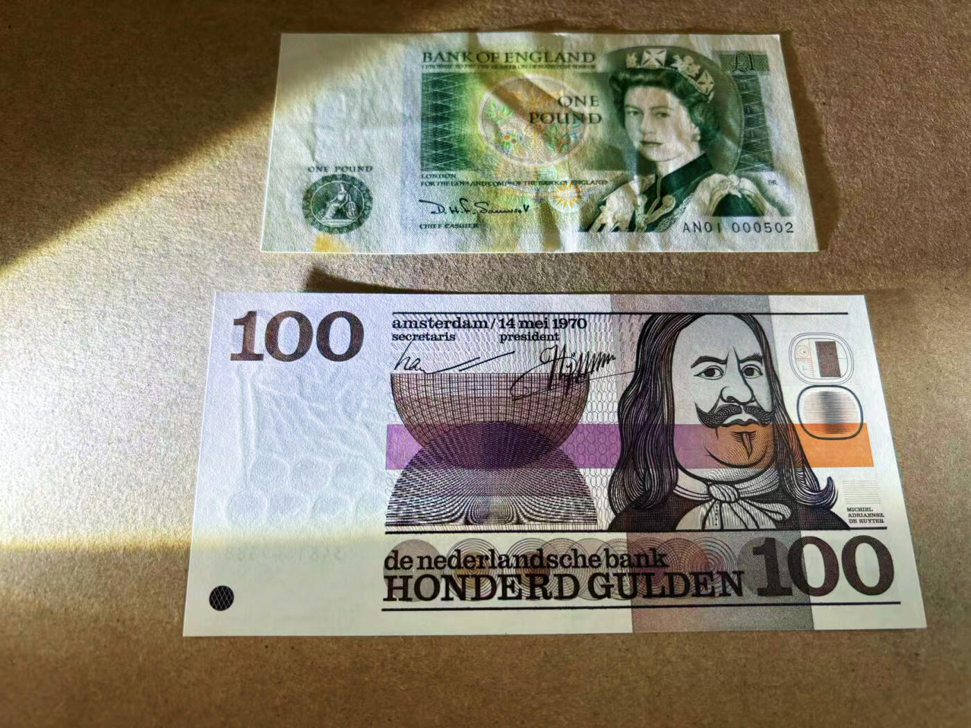 【Blue Auction】✨世界纸币精拍第561期【精】 【一组2张】荷兰 1970年100盾 全新UNC&英国 D序列 AN01冠502小号 品相如图