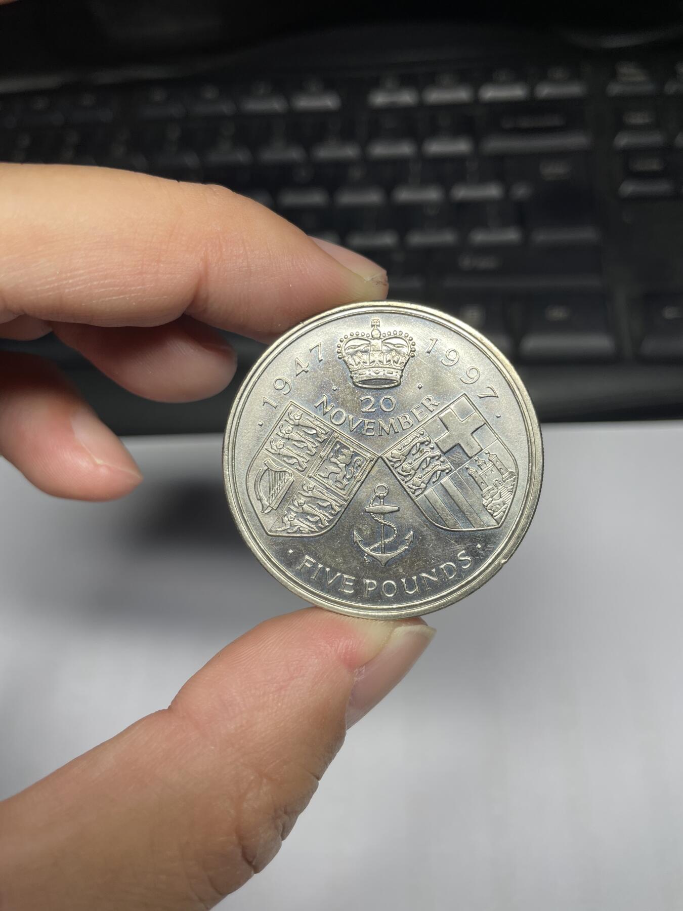 每日一拍，2024年集古藏今外币拍卖第十六期-第6场—（总第156拍），可以寄存60天，满160元包邮。  1947-1997 年英国女王与菲利普金婚 50 周年 5 镑纪念币