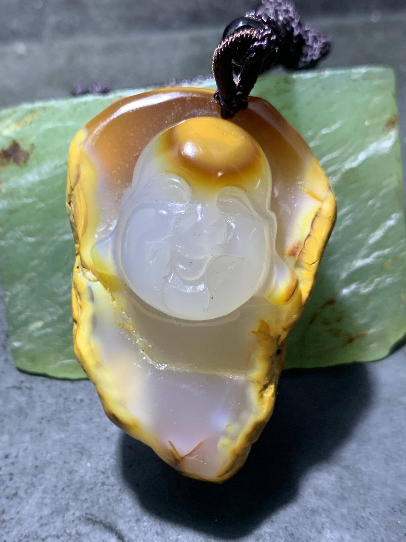 精美天然原皮马达加斯加玛瑙俏色巧雕鸿运当头弥勒佛吊坠(把件)一个
