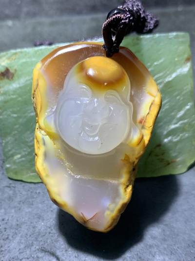 精美天然原皮马达加斯加玛瑙俏色巧雕鸿运当头弥勒佛吊坠(把件)一个 - 精美天然原皮马达加斯加玛瑙俏色巧雕鸿运当头弥勒佛吊坠(把件)一个