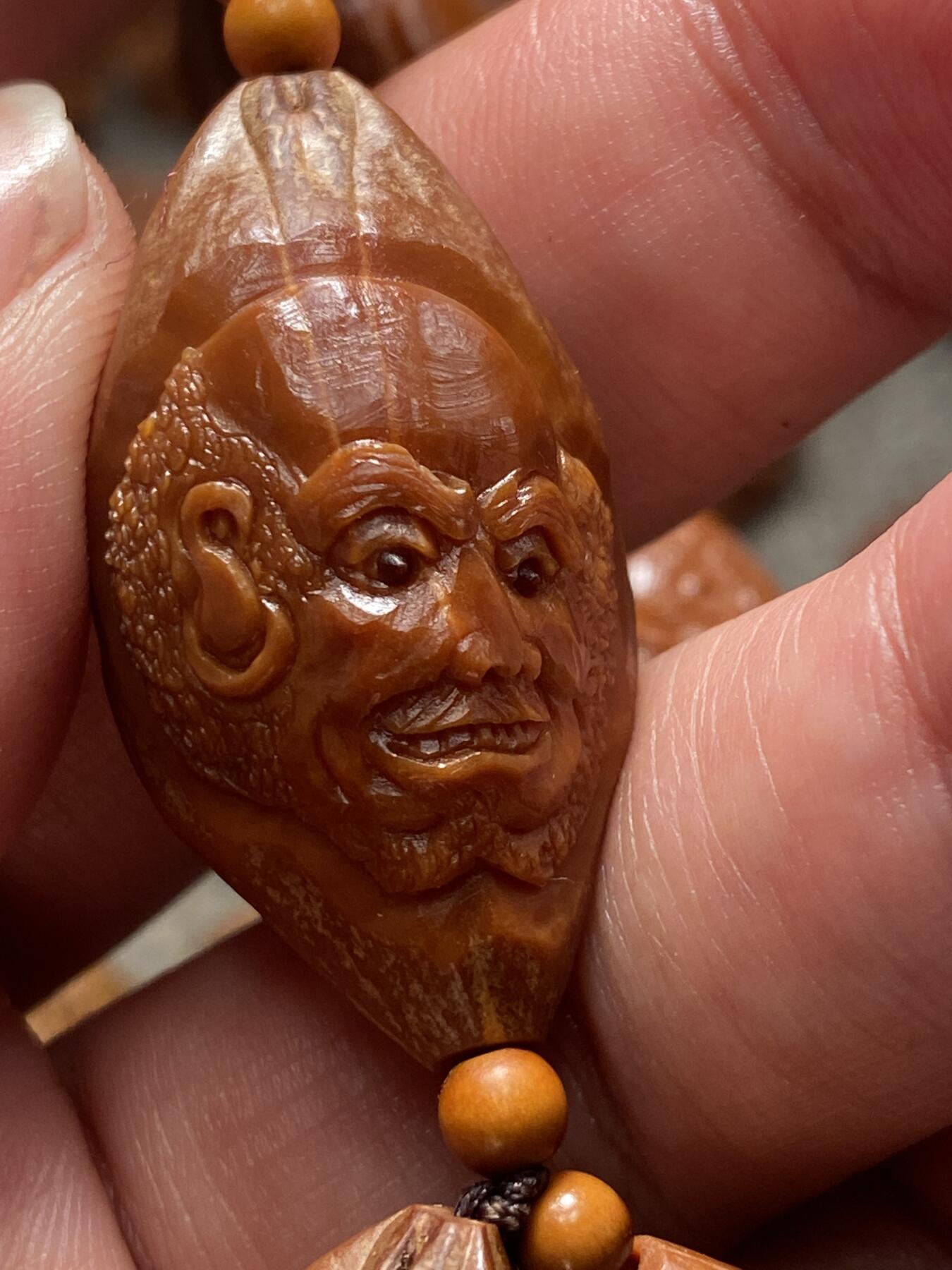 苏工核雕与你有缘 福利苏工核雕手工20年老籽七星罗汉，手串手持，红润光泽好，6个月能包桨的硬货尺寸2。0x3.65喜欢的来价格不贵