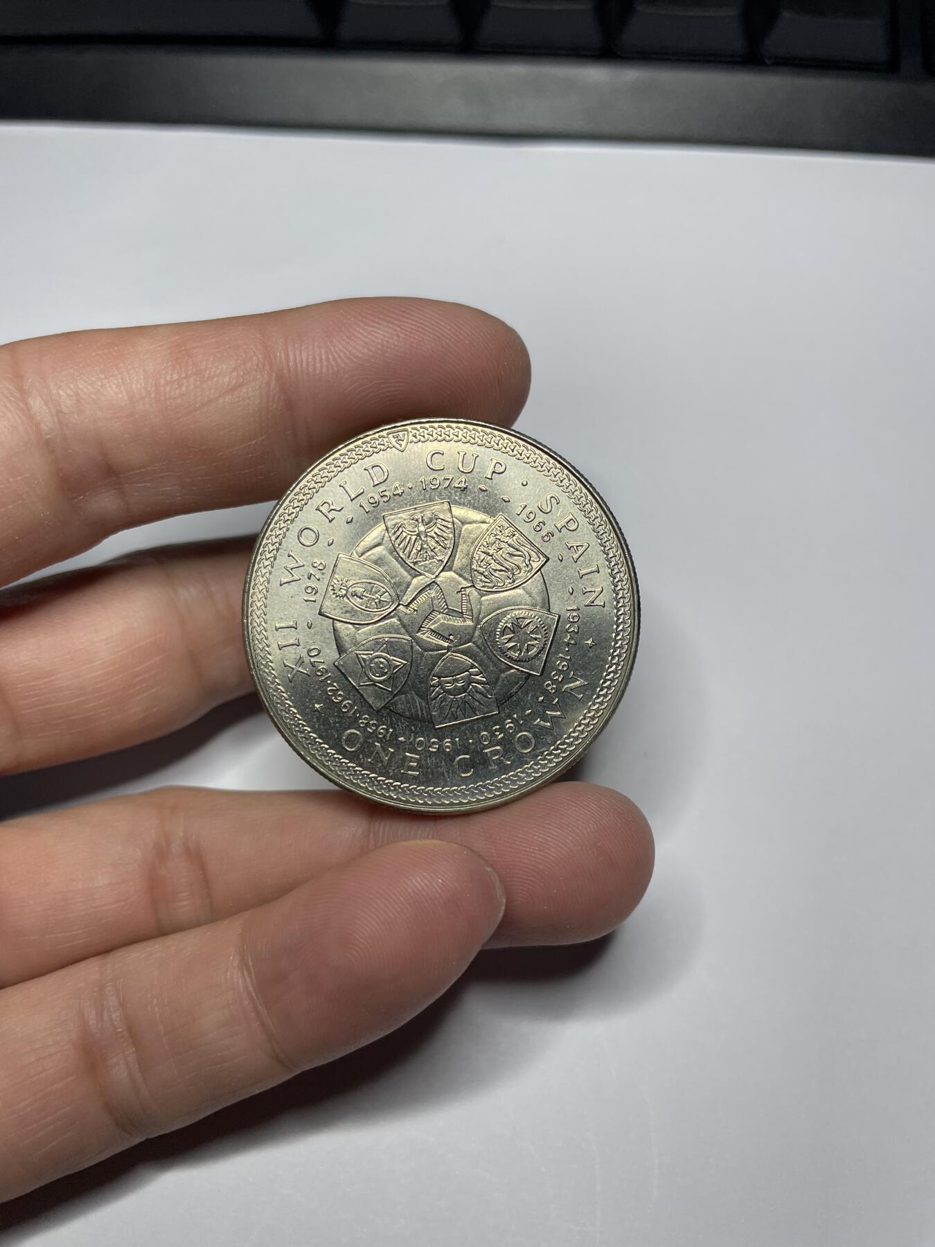 每日一拍，2024年集古藏今外币拍卖第十六期-第6场—（总第156拍），可以寄存60天，满160元包邮。 1982年马恩岛世界杯1克朗纪念币