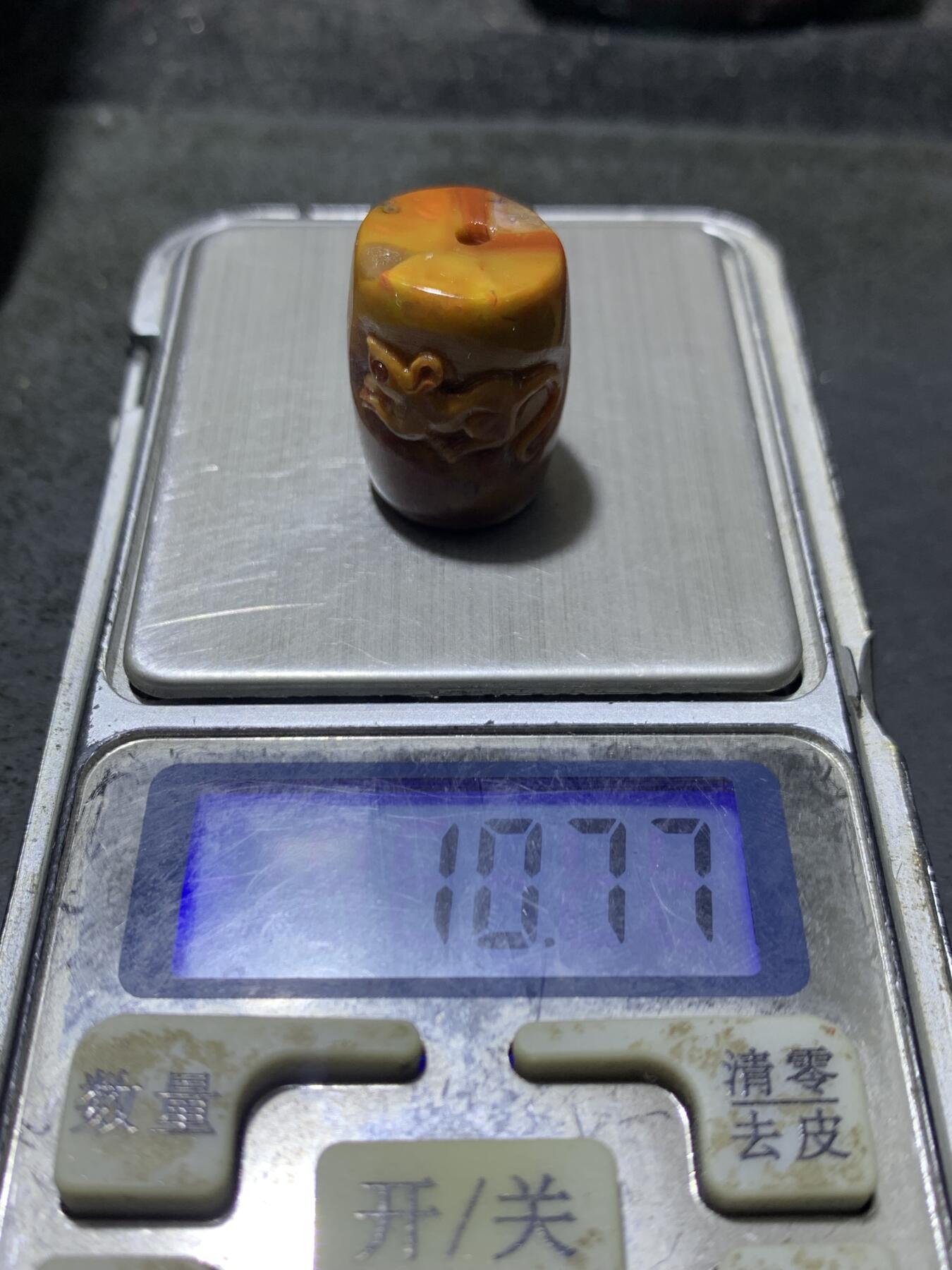 精美亚光冰飘战国红玛瑙手工俏色巧雕鼠来宝桶珠一个