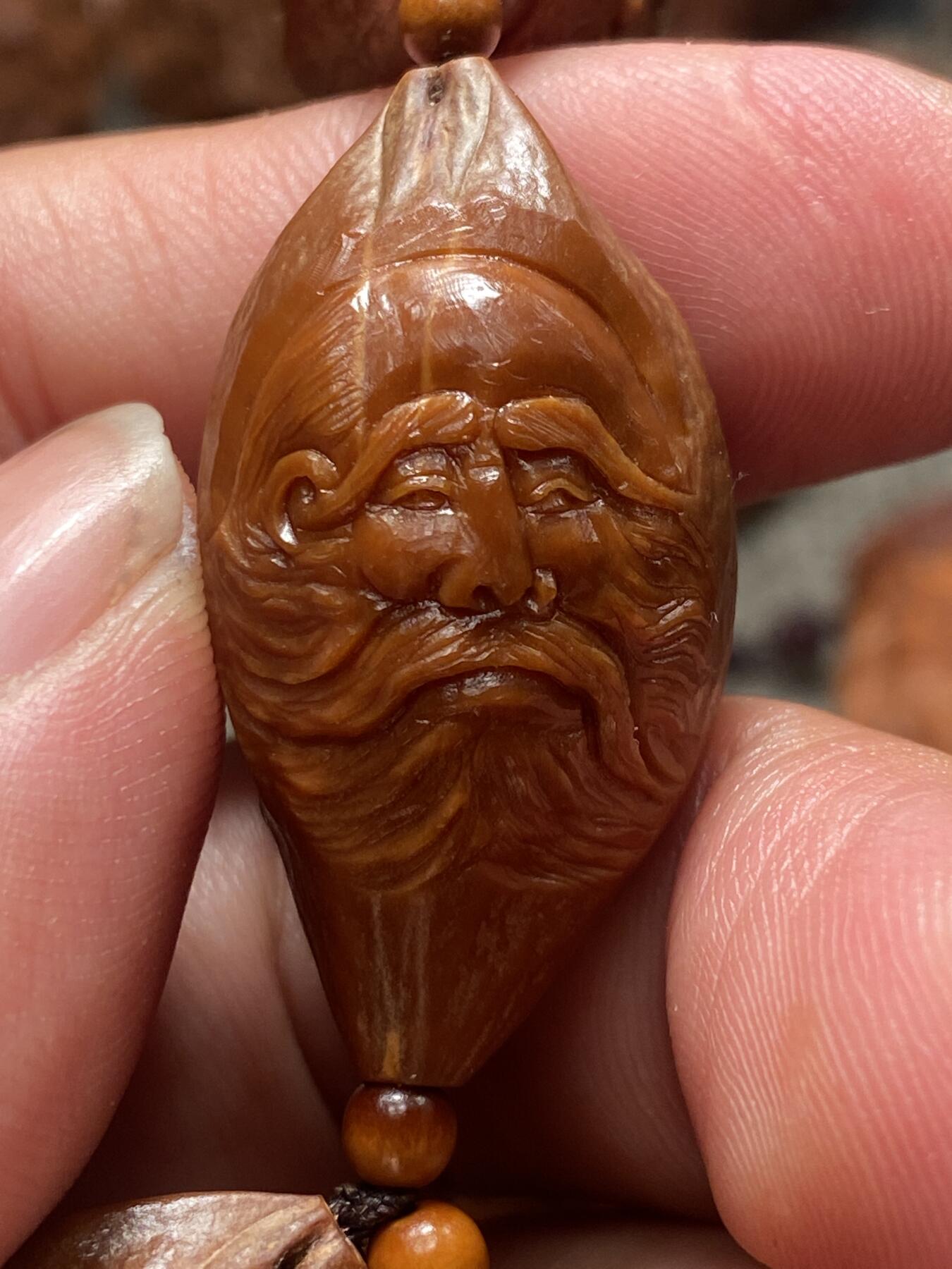 苏工核雕与你有缘 福利苏工核雕手工20年老籽七星罗汉，手串手持，红润光泽好，6个月能包桨的硬货尺寸2。0x3.65喜欢的来价格不贵