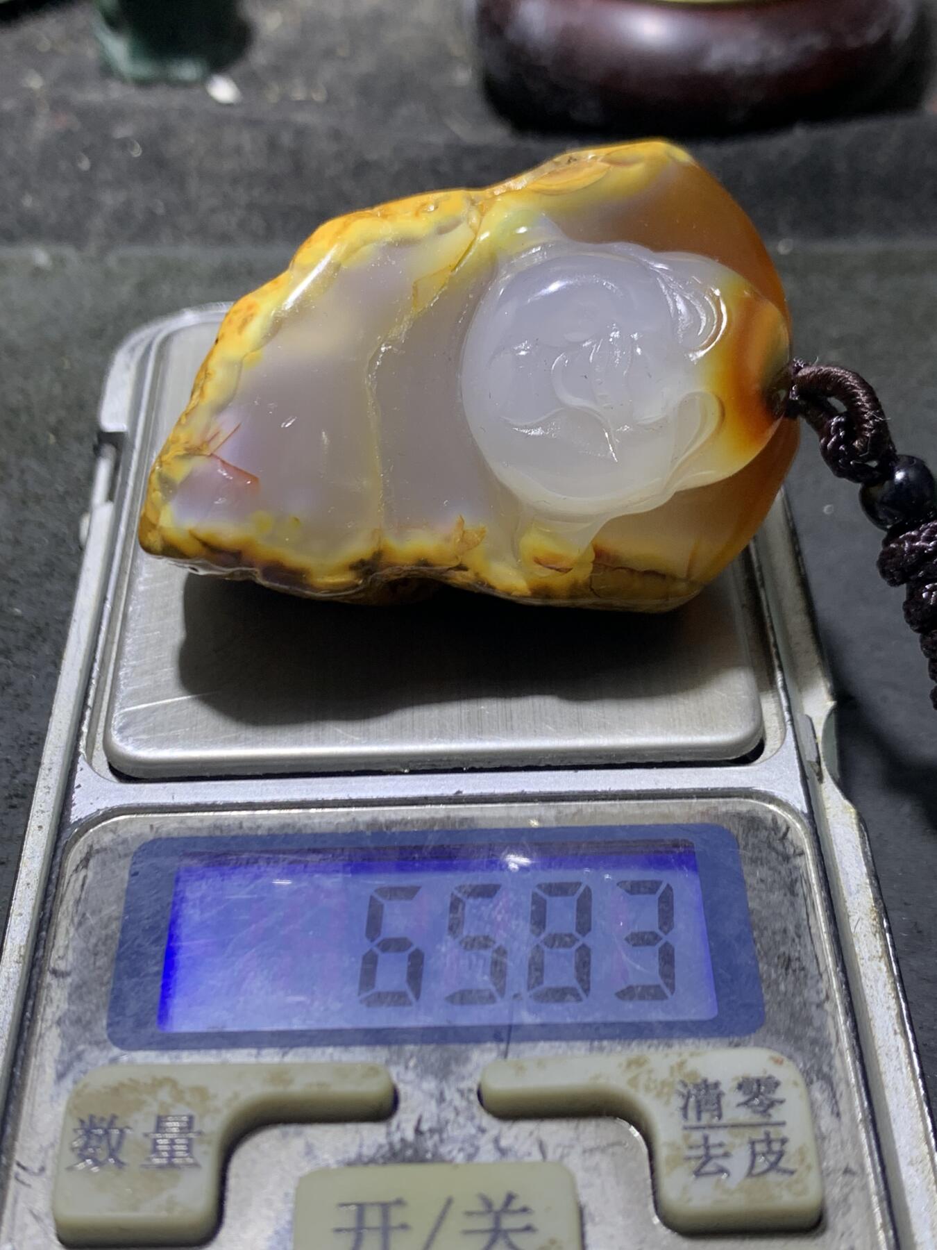精美天然原皮马达加斯加玛瑙俏色巧雕鸿运当头弥勒佛吊坠(把件)一个