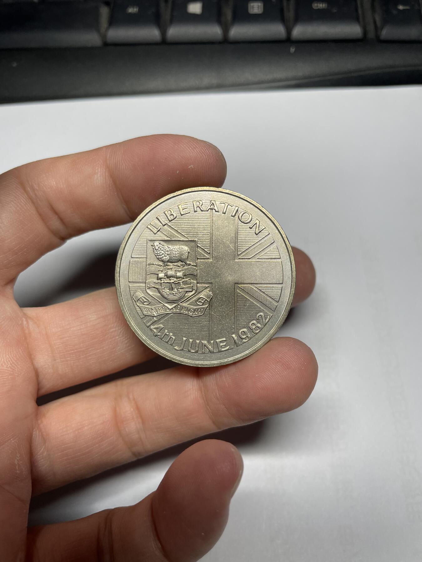 每日一拍，2024年集古藏今外币拍卖第十六期-第6场—（总第156拍），可以寄存60天，满160元包邮。 福克兰群岛1982年战争解放50便士克朗型纪念币