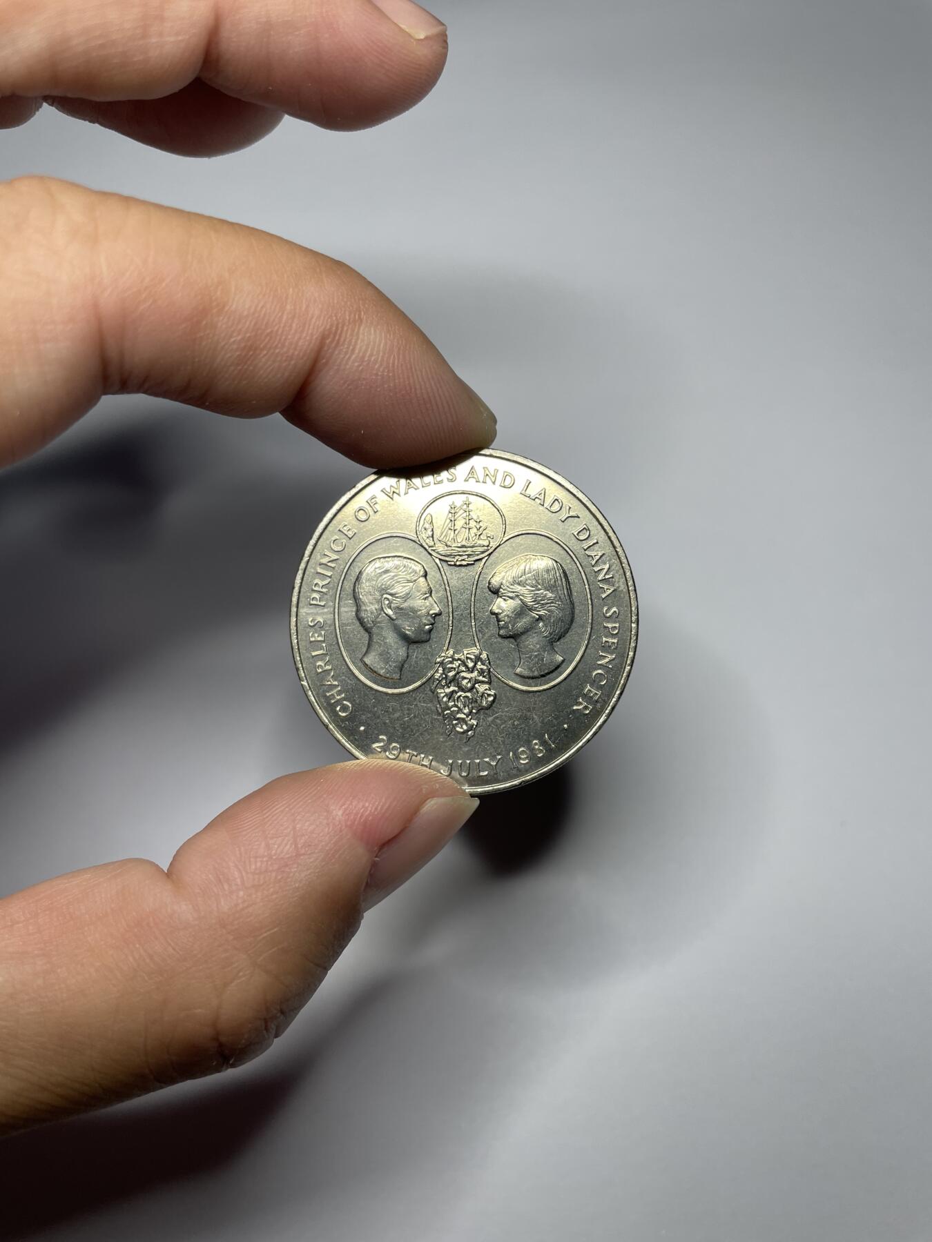 每日一拍，2024年集古藏今外币拍卖第十六期-第6场—（总第156拍），可以寄存60天，满160元包邮。 1981年圣赫勒拿查尔斯王子和戴安娜王妃婚25便士纪念币