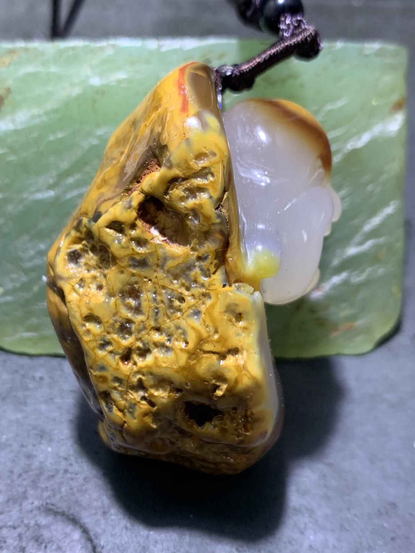 精美天然原皮马达加斯加玛瑙俏色巧雕鸿运当头弥勒佛吊坠(把件)一个