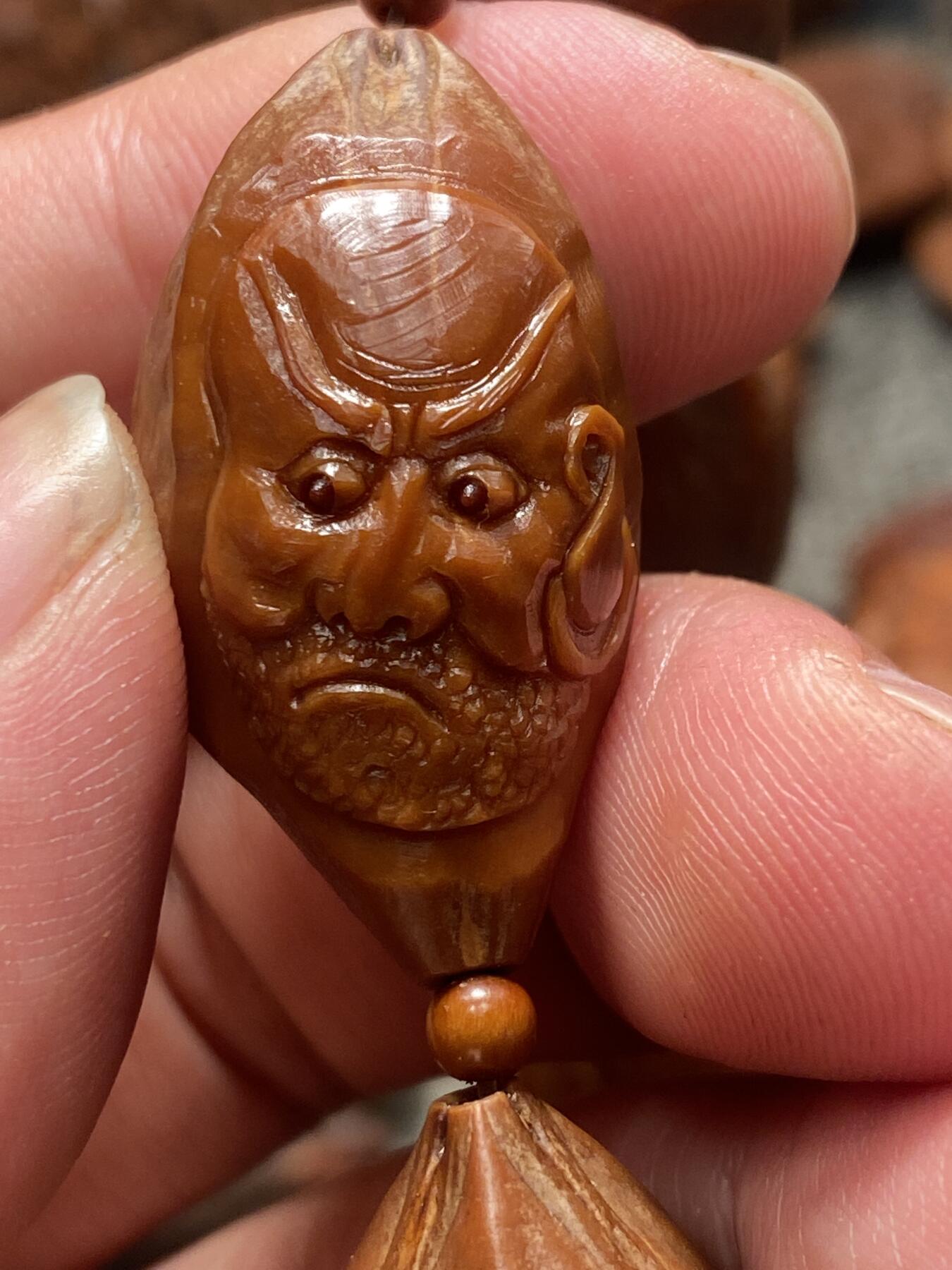 苏工核雕与你有缘 福利苏工核雕手工20年老籽七星罗汉，手串手持，红润光泽好，6个月能包桨的硬货尺寸2。0x3.65喜欢的来价格不贵