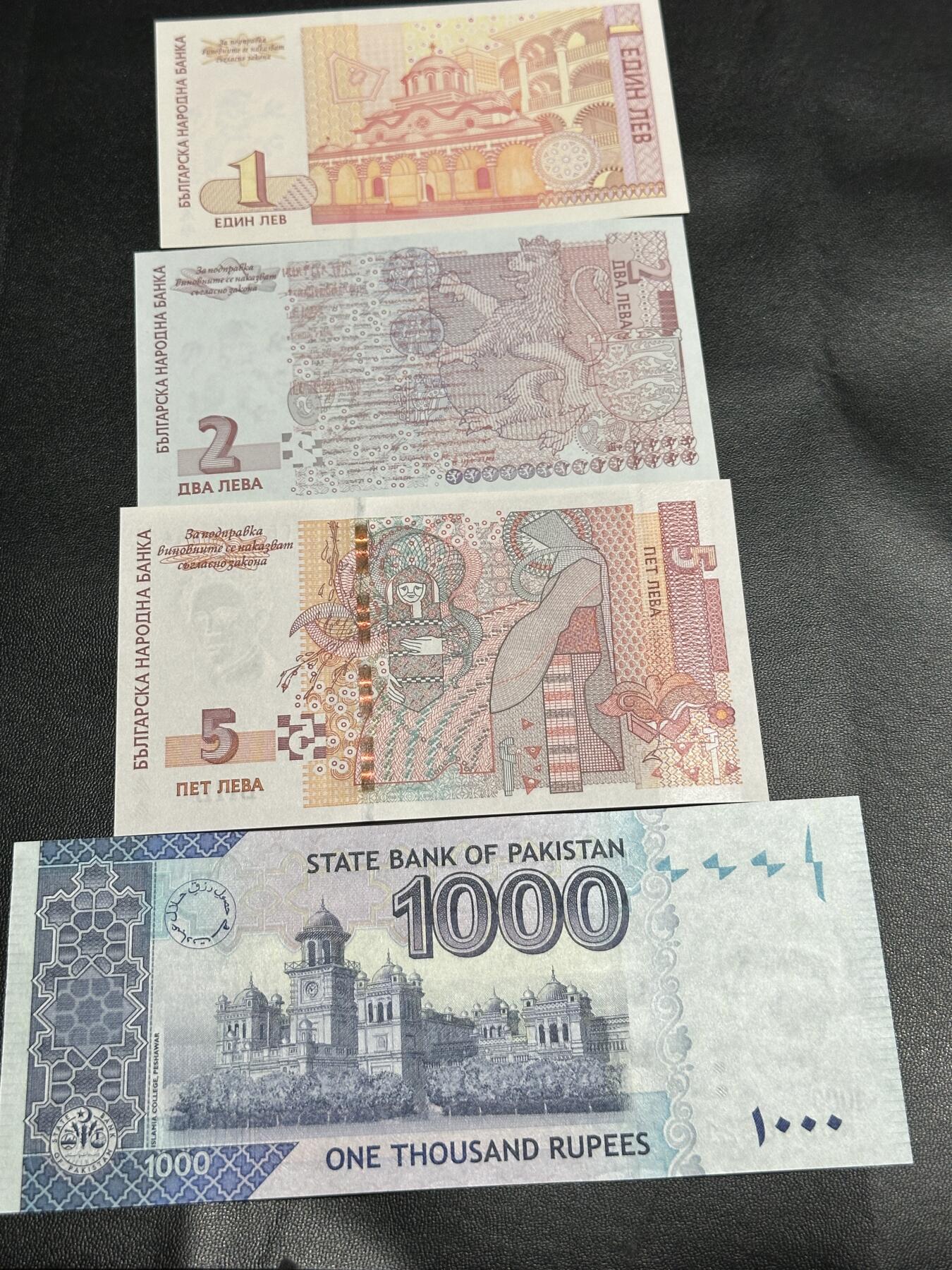 外钞收藏家》第四百二十七期 保加利亚1、2、5三张+巴基斯坦1000 全新UNC