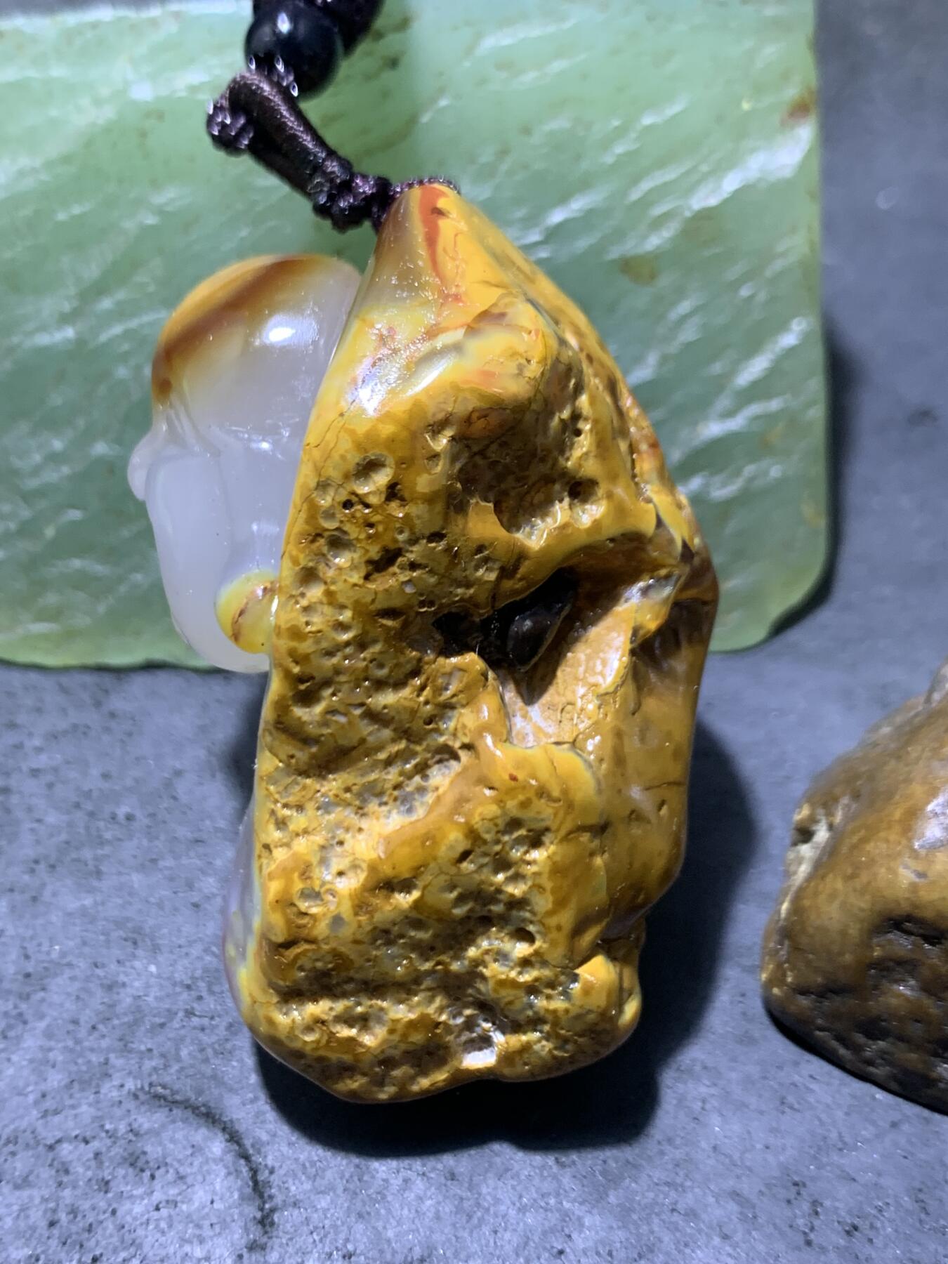 精美天然原皮马达加斯加玛瑙俏色巧雕鸿运当头弥勒佛吊坠(把件)一个