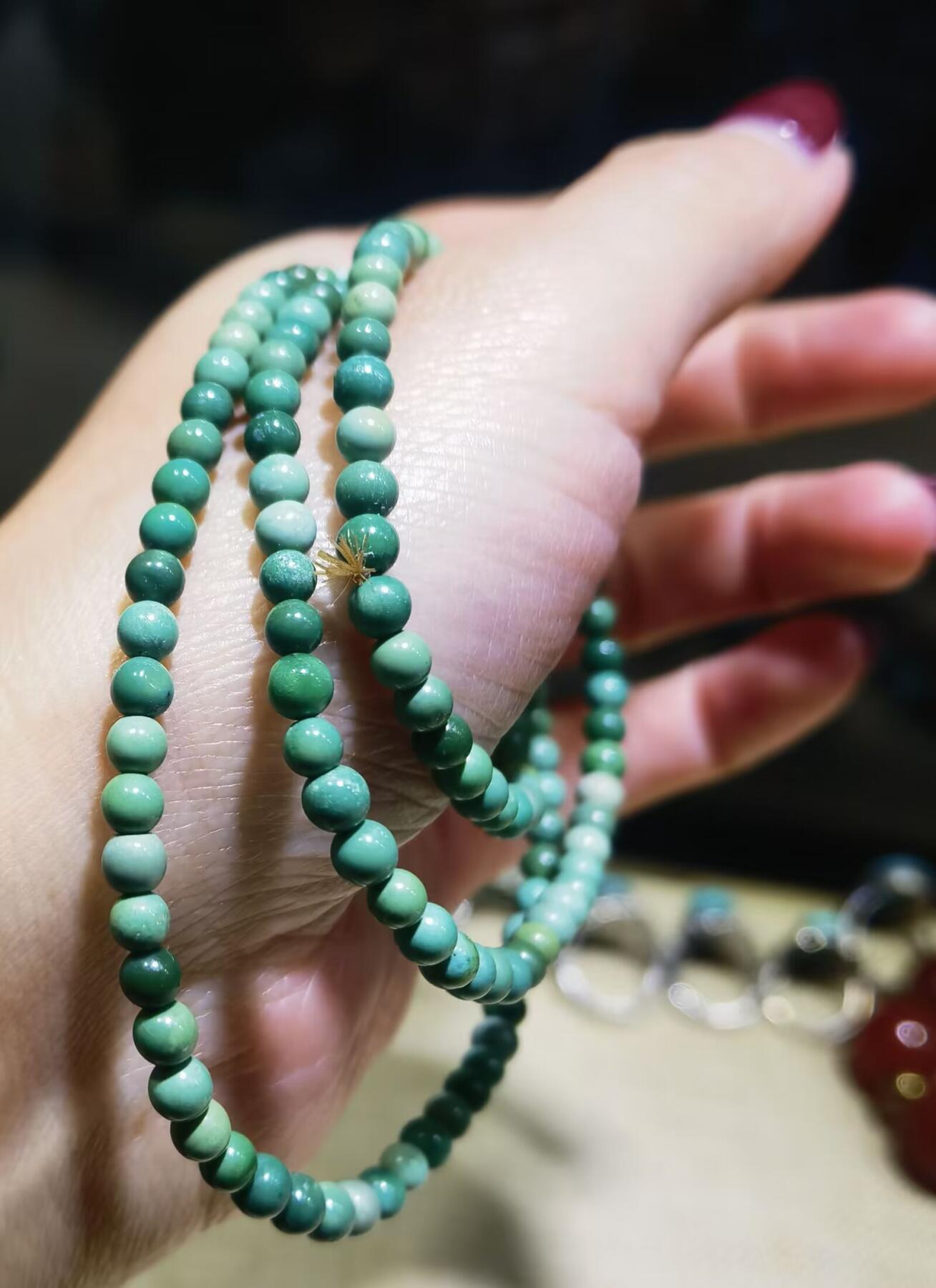 原矿绿松石小米珠手串纯天然无任何优化，可见轻微包浆变色，克重:12尺寸:0.3cm。