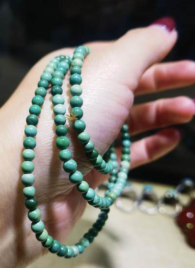 原矿绿松石小米珠手串纯天然无任何优化，可见轻微包浆变色，克重:12尺寸:0.3cm。 原矿绿松石小米珠手串纯天然无任何优化，可见轻微包浆变色，克重:12尺寸:0.3cm。
