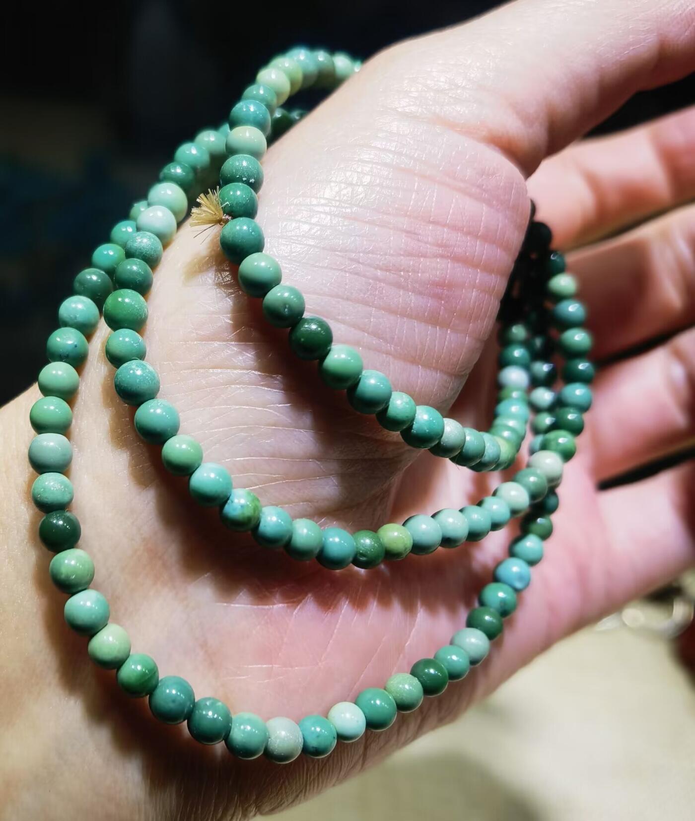 原矿绿松石小米珠手串纯天然无任何优化，可见轻微包浆变色，克重:12尺寸:0.3cm。