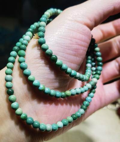 原矿绿松石小米珠手串纯天然无任何优化，可见轻微包浆变色，克重:12尺寸:0.3cm。 原矿绿松石小米珠手串纯天然无任何优化，可见轻微包浆变色，克重:12尺寸:0.3cm。