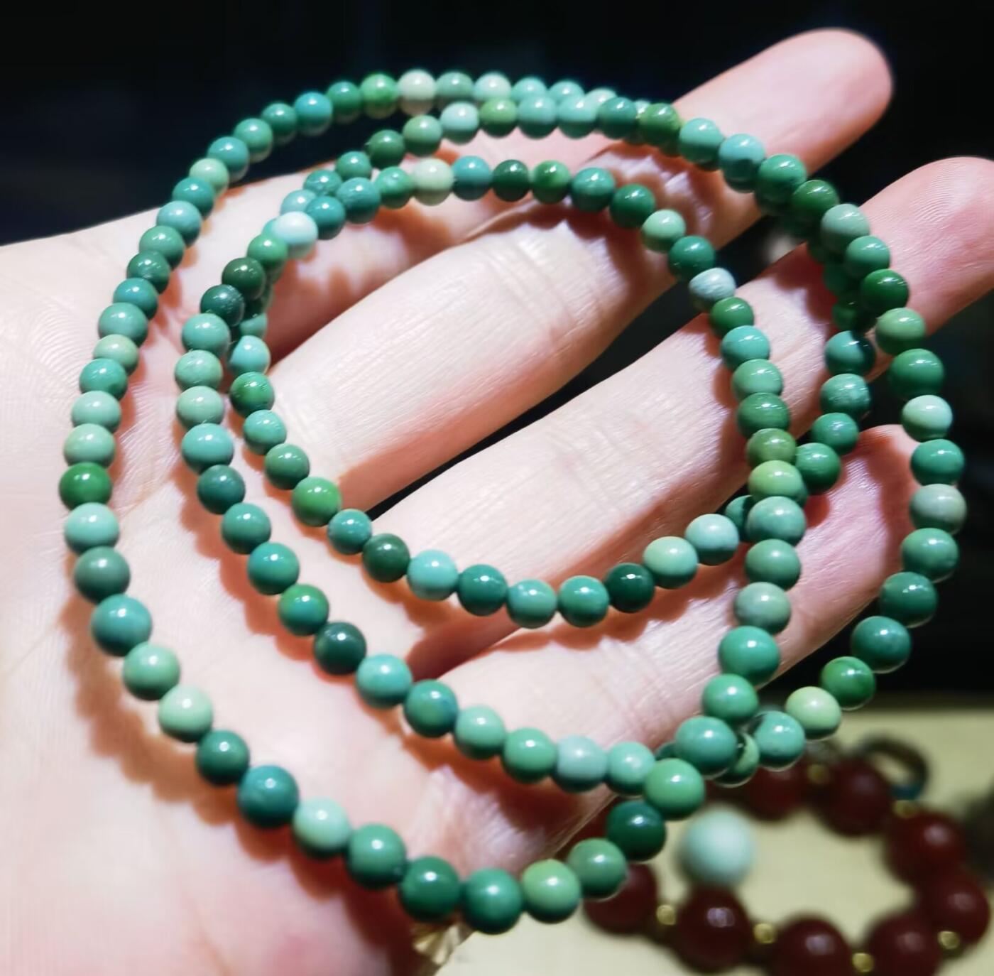 原矿绿松石小米珠手串纯天然无任何优化，可见轻微包浆变色，克重:12尺寸:0.3cm。