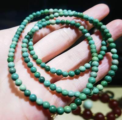 原矿绿松石小米珠手串纯天然无任何优化，可见轻微包浆变色，克重:12尺寸:0.3cm。 原矿绿松石小米珠手串纯天然无任何优化，可见轻微包浆变色，克重:12尺寸:0.3cm。