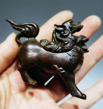 铜麒麟小摆件品相如图所示！尺寸：高5cm*横宽6.7克重：122.3 铜麒麟小摆件品相如图所示！尺寸：高5cm*横宽6.7克重：122.3