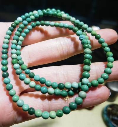 原矿绿松石小米珠手串纯天然无任何优化，可见轻微包浆变色，克重:12尺寸:0.3cm。 原矿绿松石小米珠手串纯天然无任何优化，可见轻微包浆变色，克重:12尺寸:0.3cm。