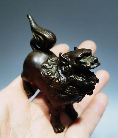 铜麒麟小摆件品相如图所示！尺寸：高5cm*横宽6.7克重：122.3 铜麒麟小摆件品相如图所示！尺寸：高5cm*横宽6.7克重：122.3