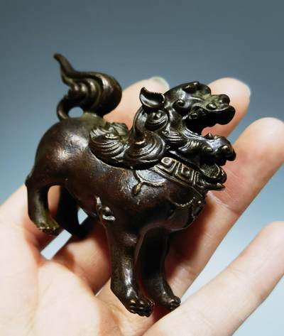 铜麒麟小摆件品相如图所示！尺寸：高5cm*横宽6.7克重：122.3 - 铜麒麟小摆件品相如图所示！尺寸：高5cm*横宽6.7克重：122.3