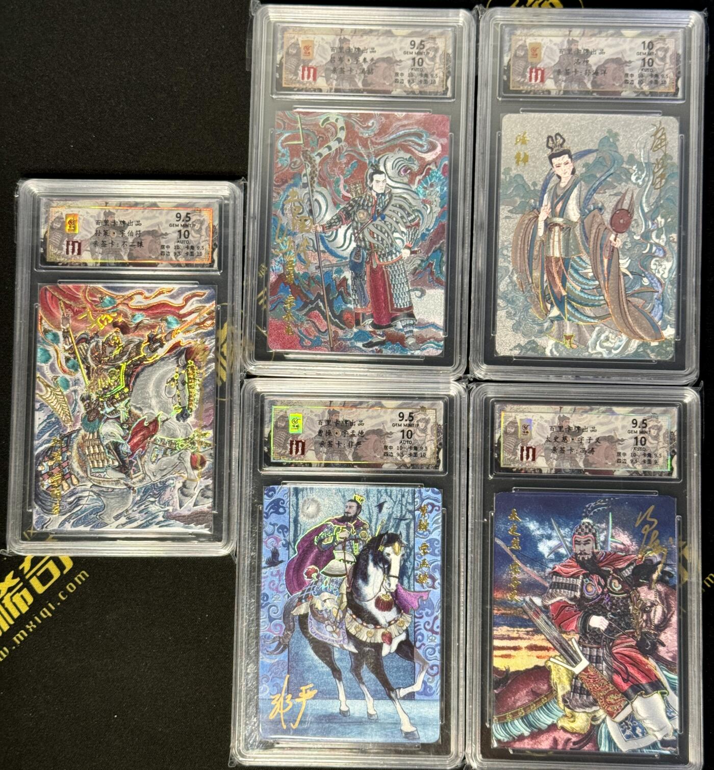 白泽拍卖卡牌手绘专场第8期（露深花气冷，霜降蟹膏肥） 2024 百里卡牌 千古风流 云中徒弟5张 孙策54/66，曹操28/66，太史慈38/66，洛神17/66，吕布42/66，不二猿，非严，冯涛，孙海洋，王涌喆亲签 粗闪 保粹评级 0.5分 10AUTO 特标