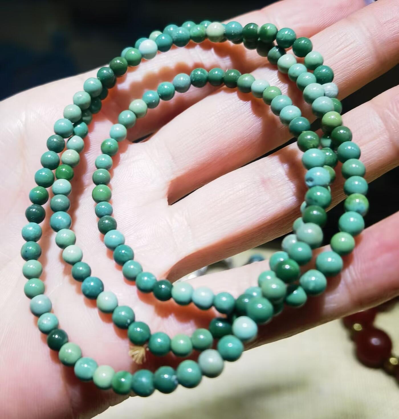 原矿绿松石小米珠手串纯天然无任何优化，可见轻微包浆变色，克重:12尺寸:0.3cm。