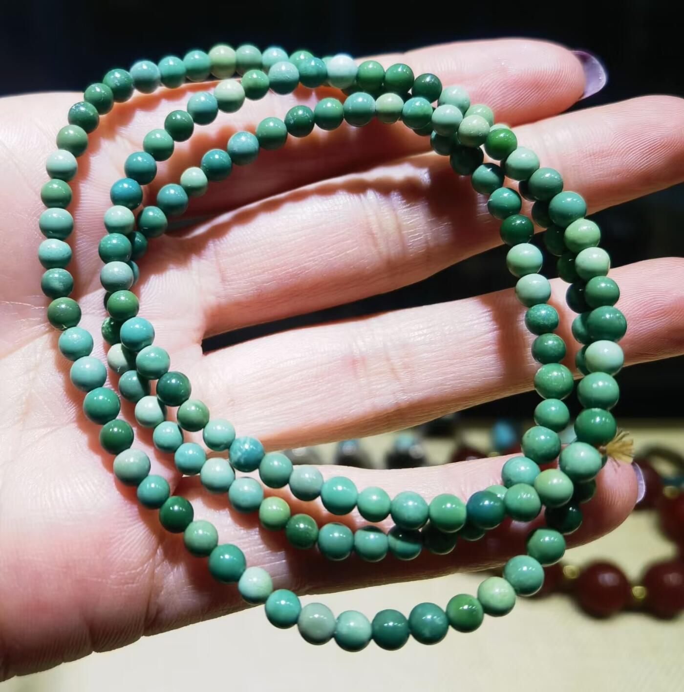 原矿绿松石小米珠手串纯天然无任何优化，可见轻微包浆变色，克重:12尺寸:0.3cm。