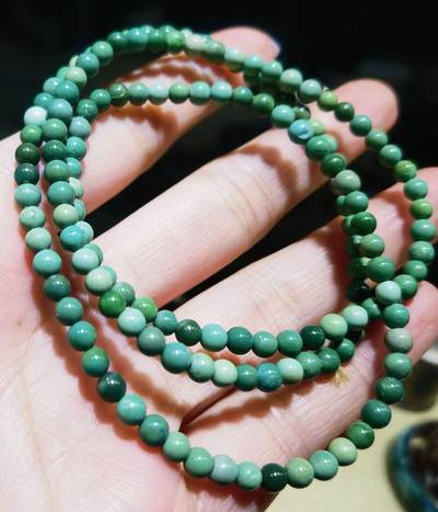 原矿绿松石小米珠手串纯天然无任何优化，可见轻微包浆变色，克重:12尺寸:0.3cm。 原矿绿松石小米珠手串纯天然无任何优化，可见轻微包浆变色，克重:12尺寸:0.3cm。