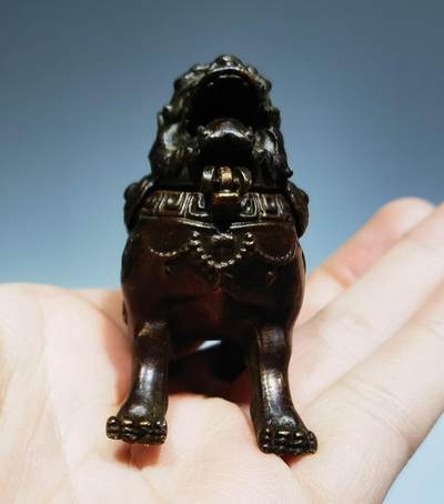 铜麒麟小摆件品相如图所示！尺寸：高5cm*横宽6.7克重：122.3 铜麒麟小摆件品相如图所示！尺寸：高5cm*横宽6.7克重：122.3