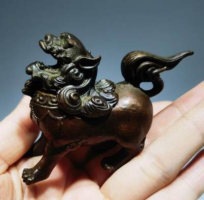 铜麒麟小摆件品相如图所示！尺寸：高5cm*横宽6.7克重：122.3 铜麒麟小摆件品相如图所示！尺寸：高5cm*横宽6.7克重：122.3